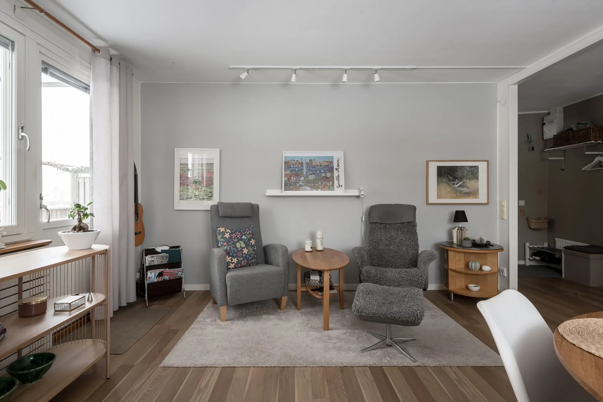 Stor och ljust renoverad gaveltvåa i markplan med uteplats och sjöutsikt!