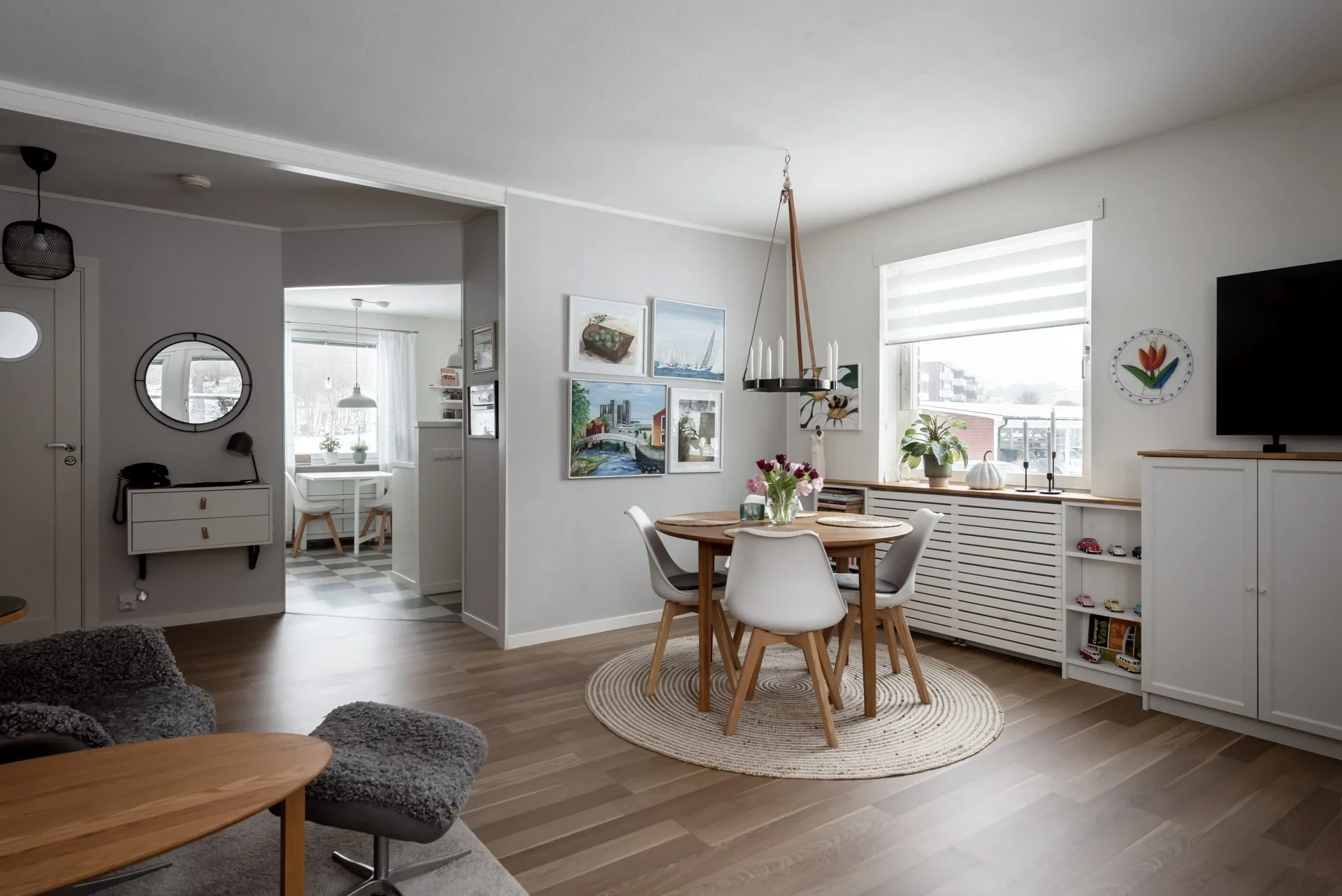 Stor och ljust renoverad gaveltvåa i markplan med uteplats och sjöutsikt!
