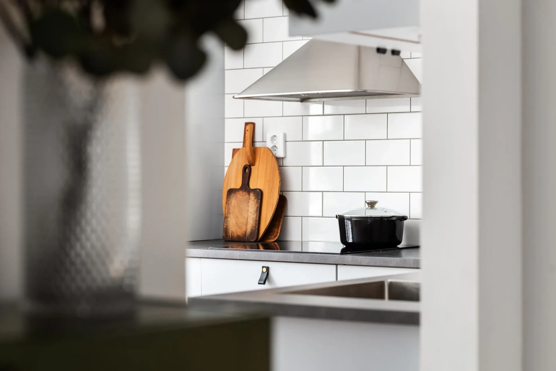 Elegant trerummare med genomtänkt helhet och balkong i västerläge