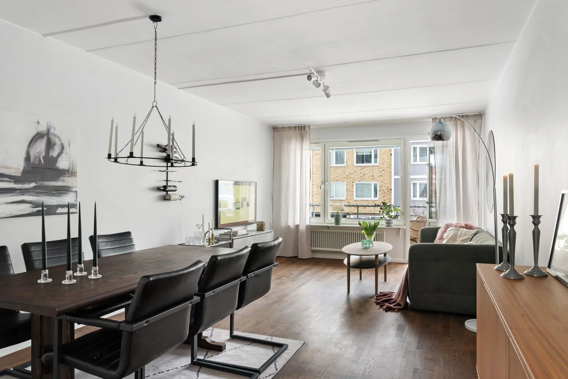 Elegant trerummare med genomtänkt helhet och balkong i västerläge