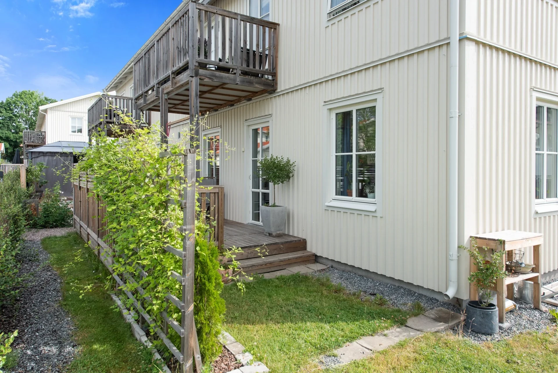 Mycket trivsam gaveltrea i markplan och med radhuskänsla