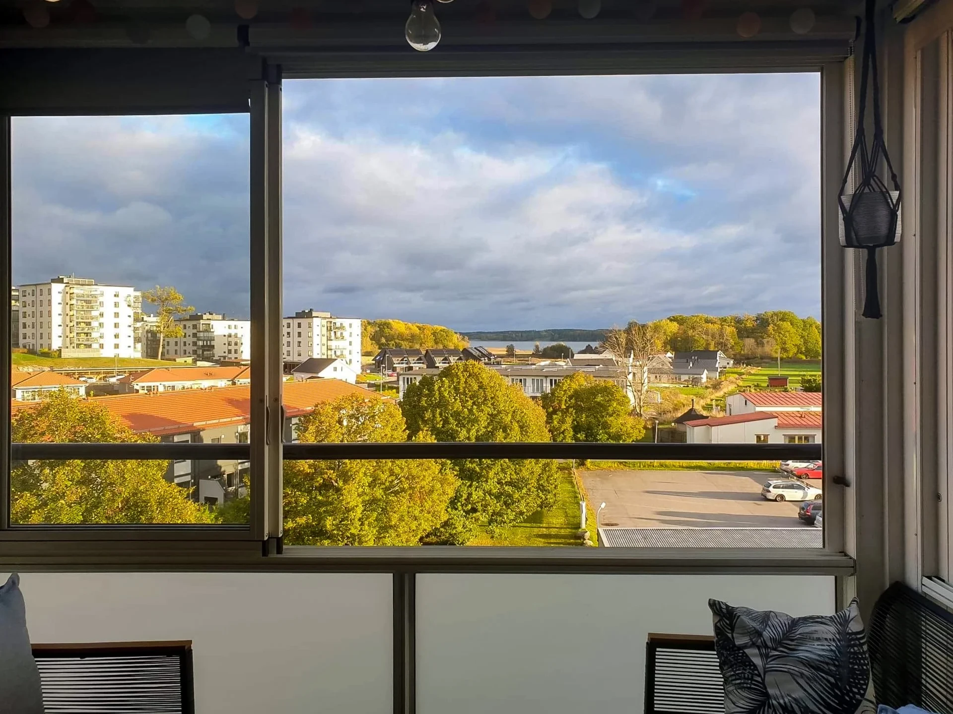 Riktigt fin tvåa med tilltalande storlek och fantastisk balkong