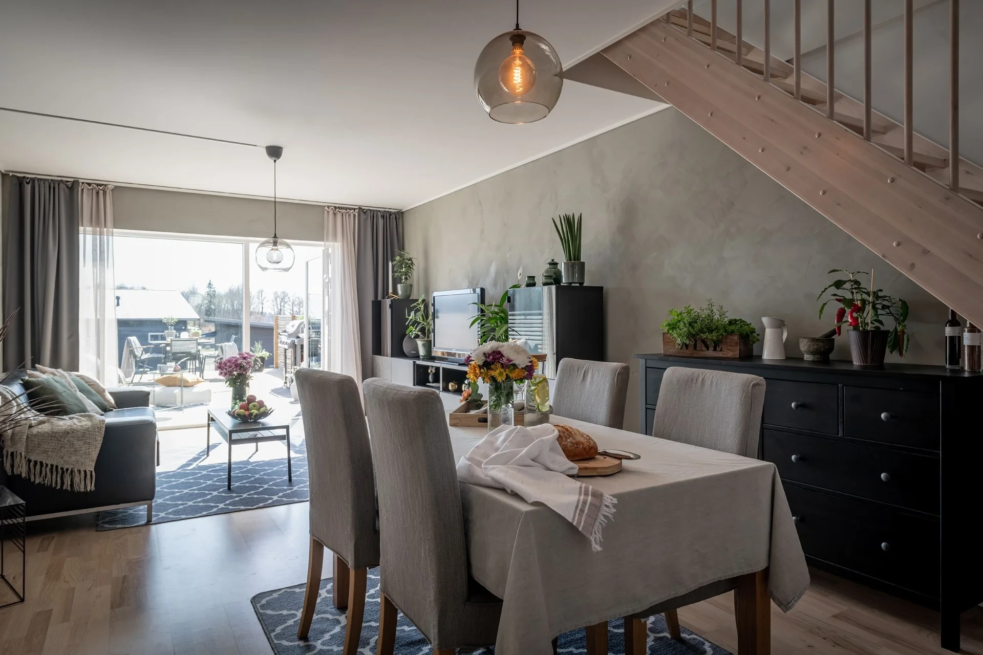 Modernt bostadsrättsradhus med skandinavisk design
