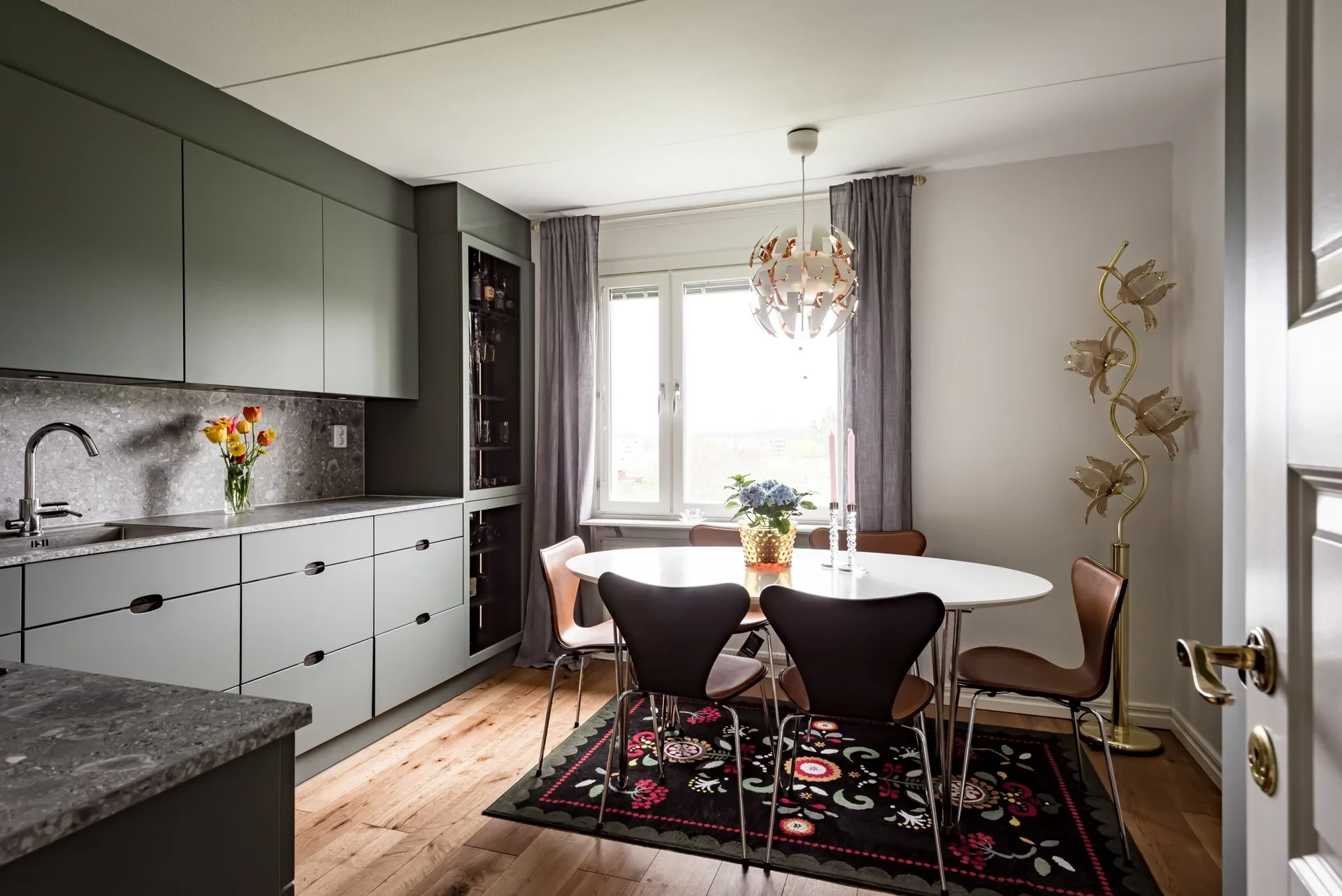 Fantastisk gaveltrea med trendigt kök, exklusiva materialval och låg avgift
