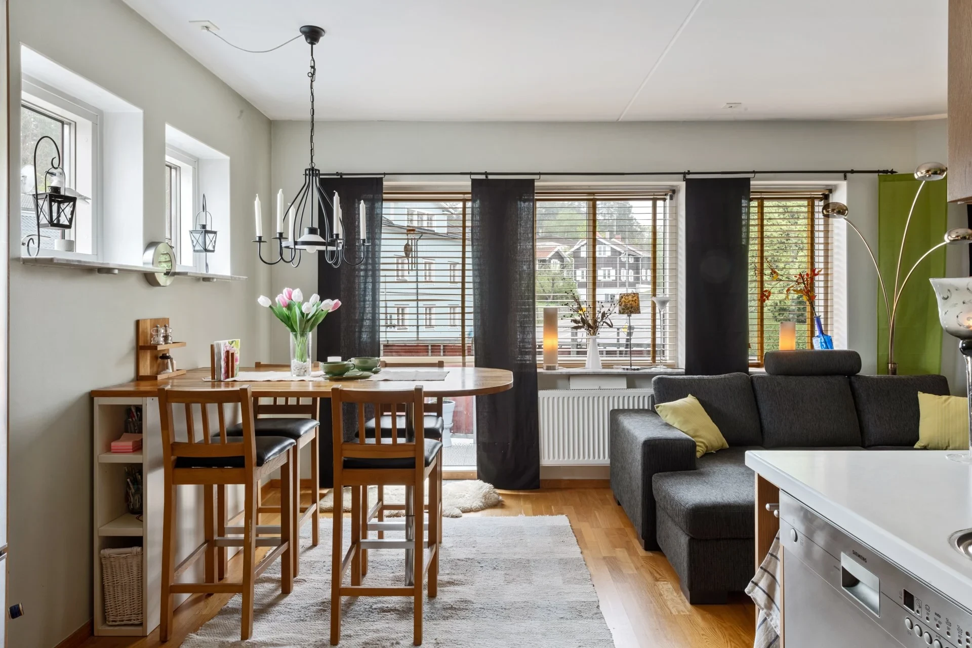 Centralt belägen tvåa med hiss i huset