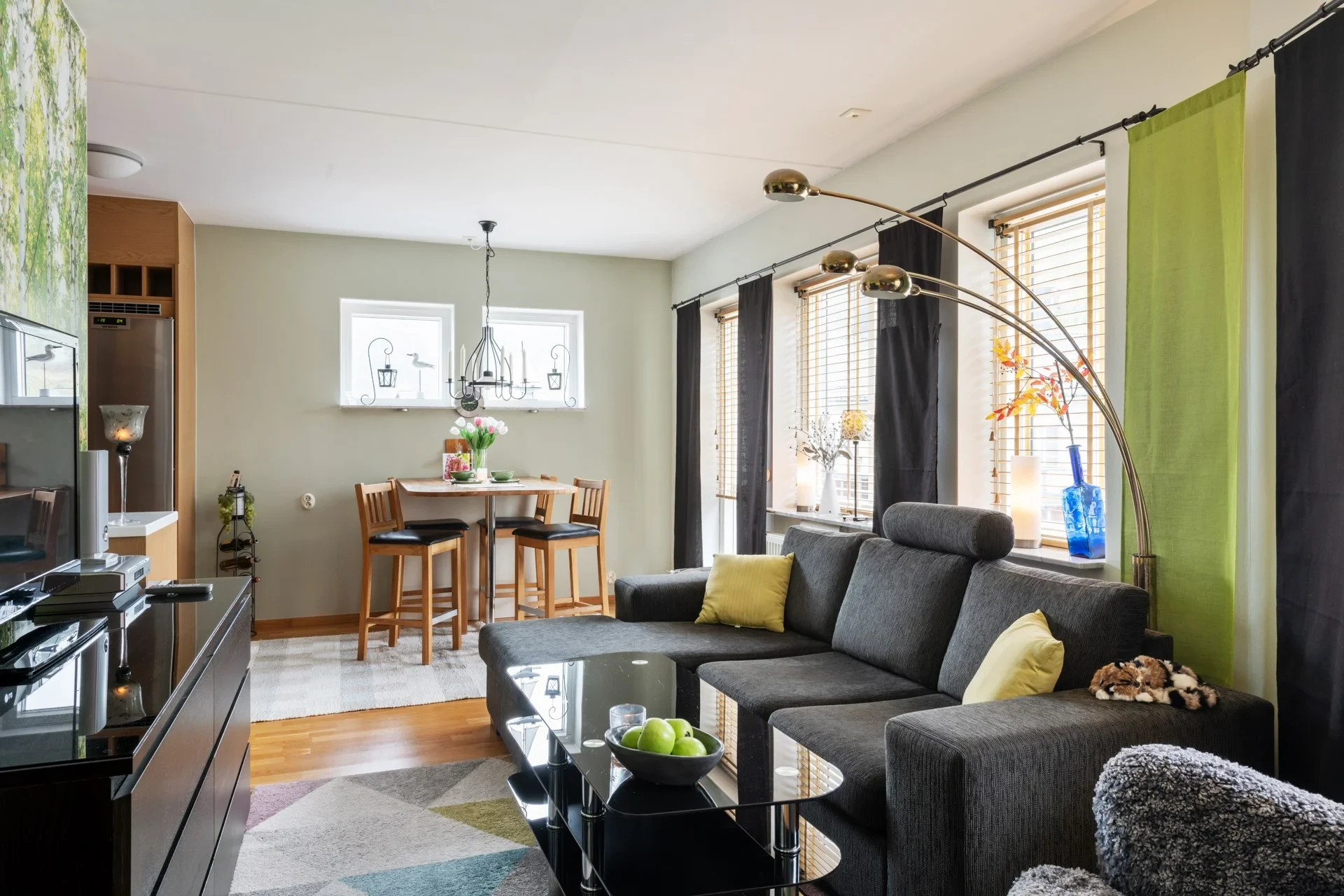 Centralt belägen tvåa med hiss i huset