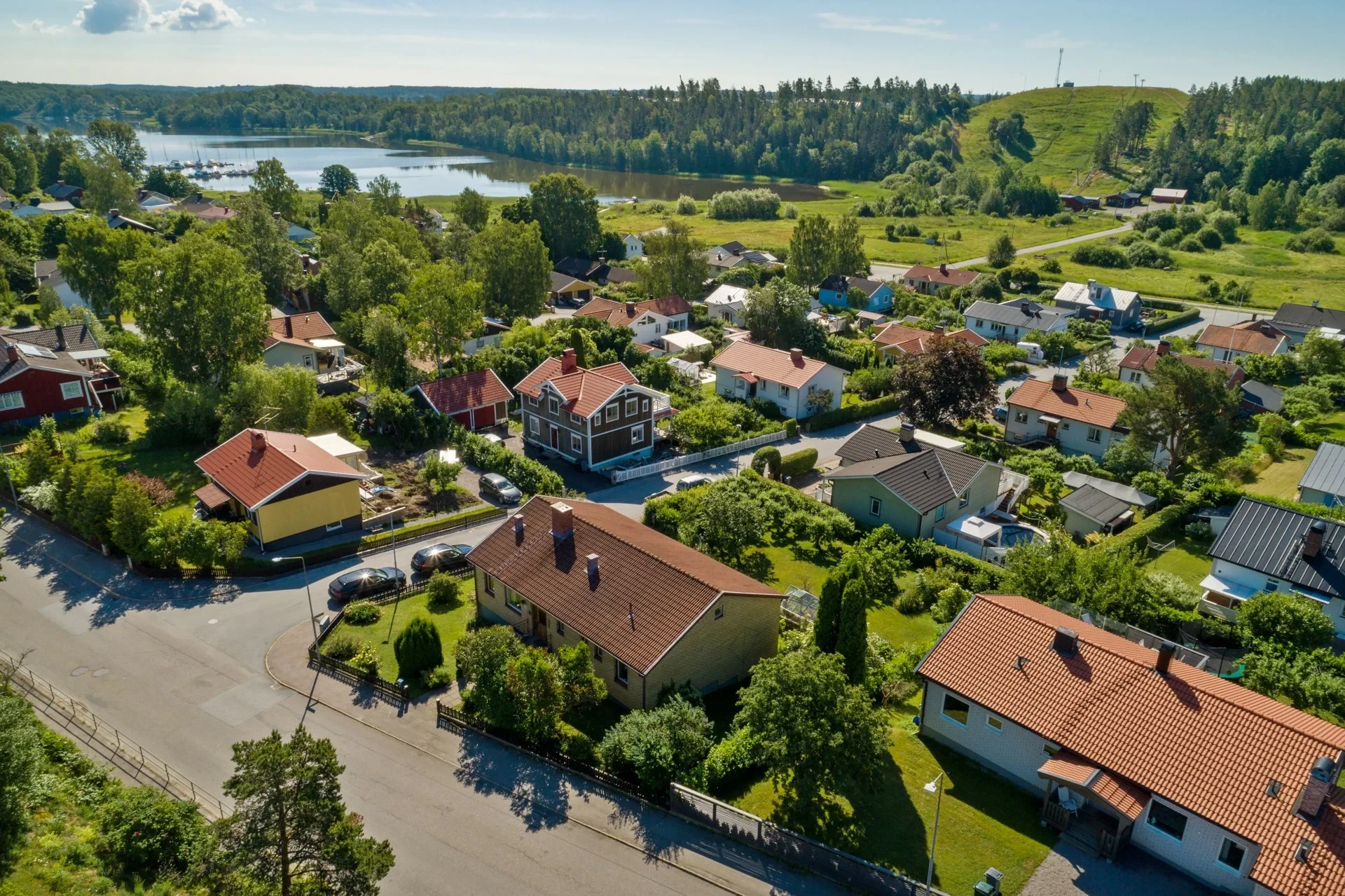 Suterränghus med fin trädgård i omtyckta Kvisthamra