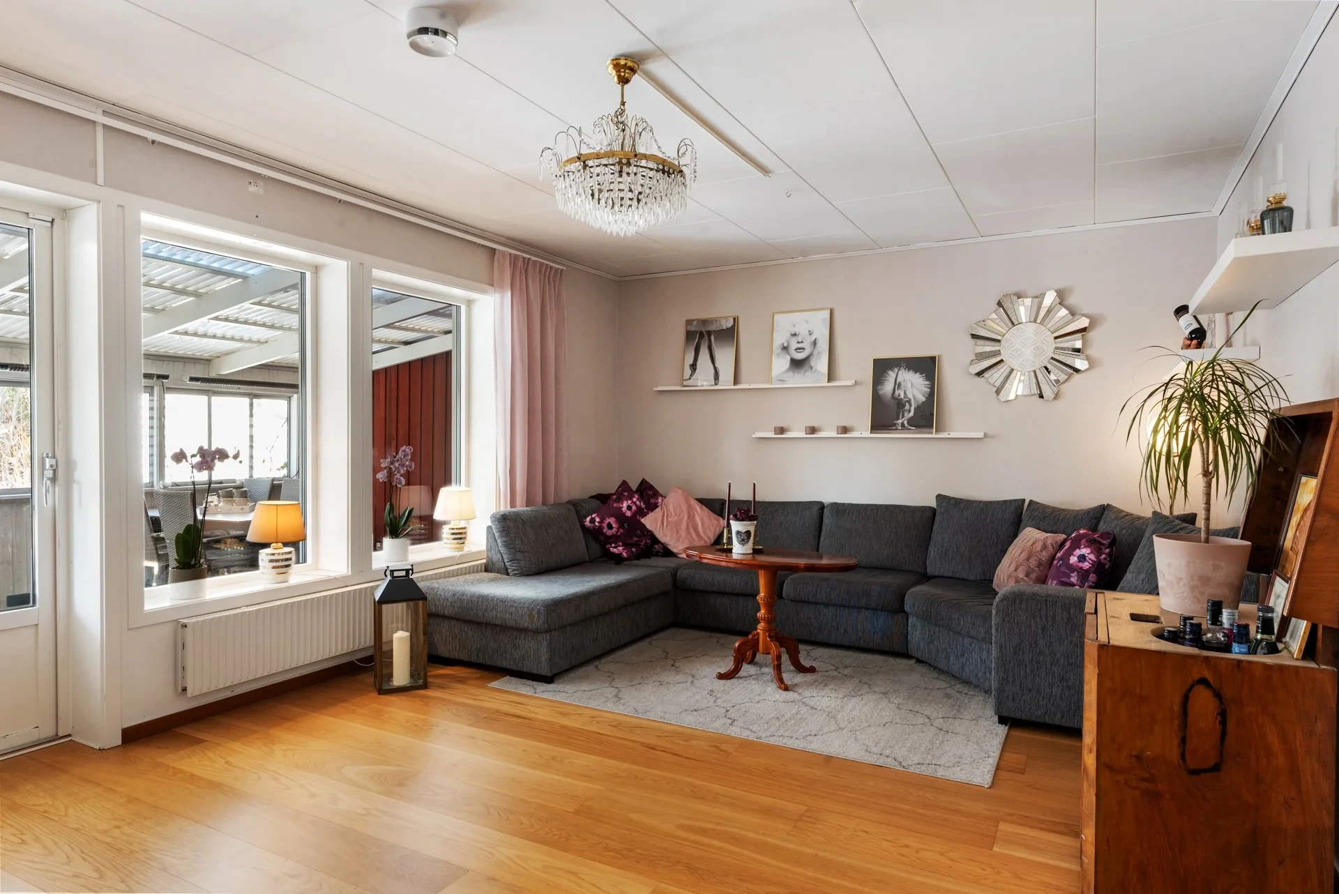Mycket trivsamt kedjehus med uterum, carport och bra pendlarläge