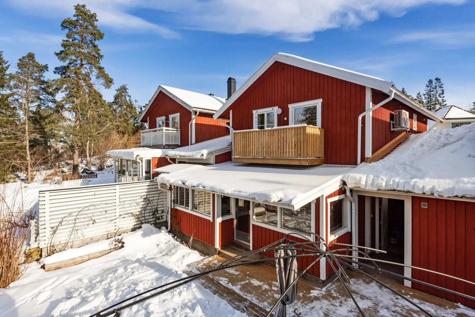 Mycket trivsamt kedjehus med uterum, carport och bra pendlarläge