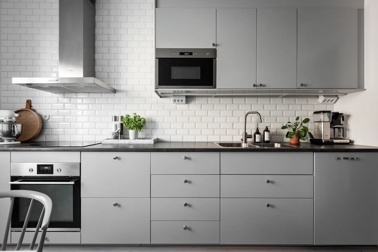 Mycket trivsam och charmig fyra med våningskänsla samt öppen spis