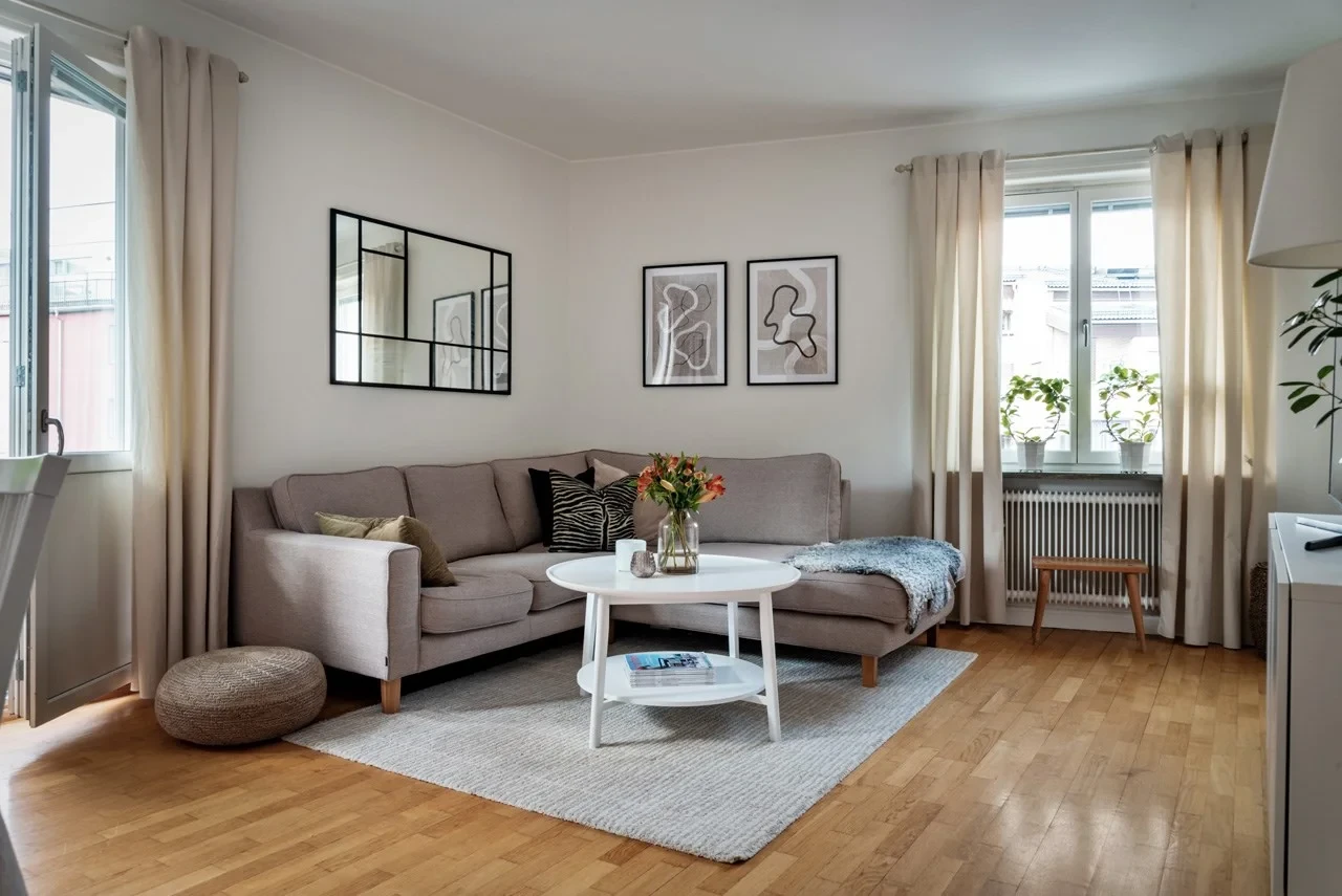 Mycket trivsam och charmig fyra med våningskänsla samt öppen spis