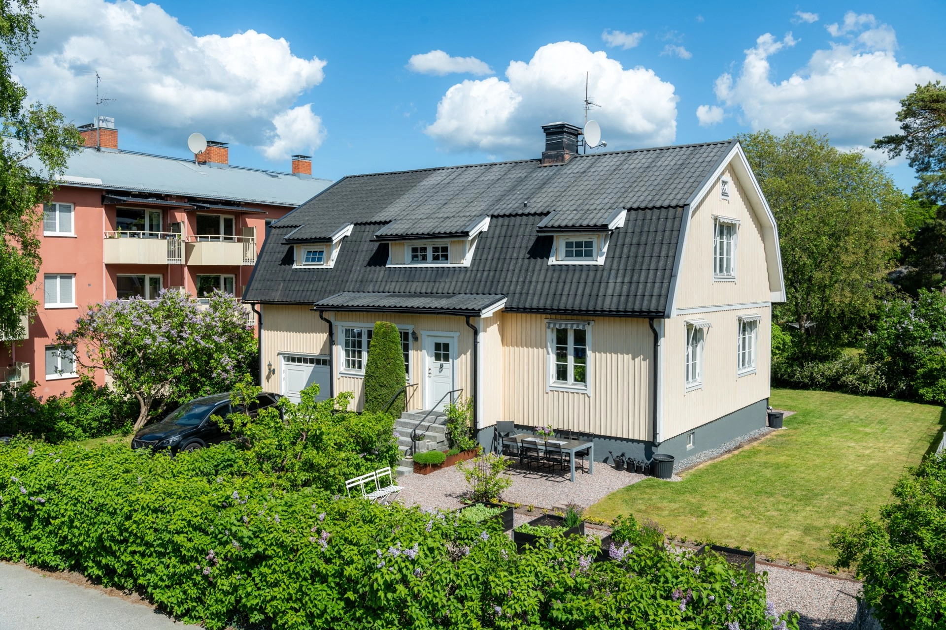 Herrgårdskänsla i centrala Norrtälje, representativ villa med rymd och charm!