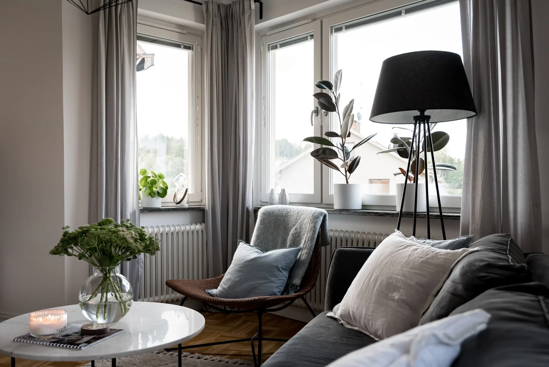Modern 3,5:a med öppen planlösning, högt i tak, öppen spis och mycket karaktär