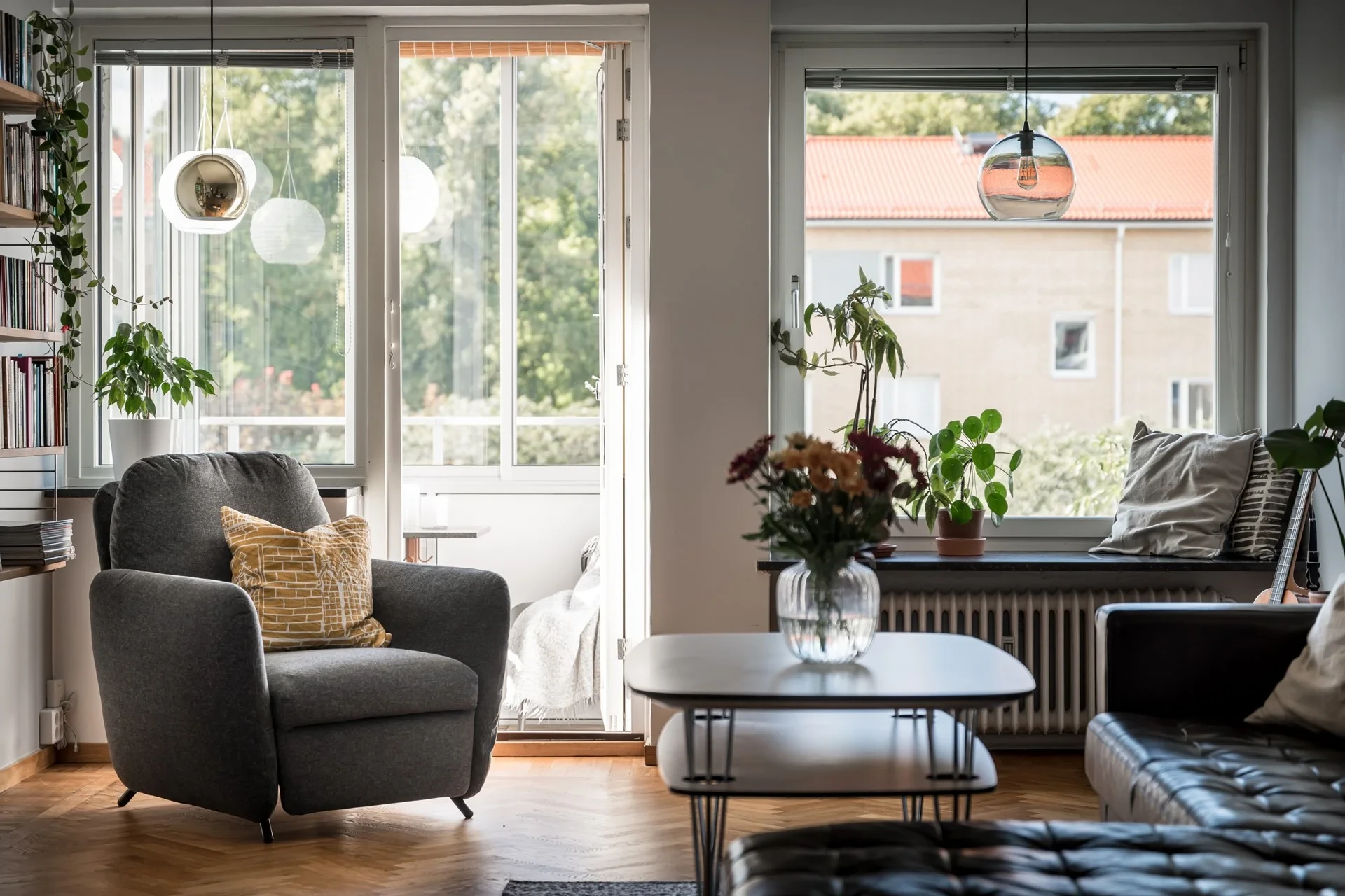 Charmig trea med öppen spis och inglasad balkong
