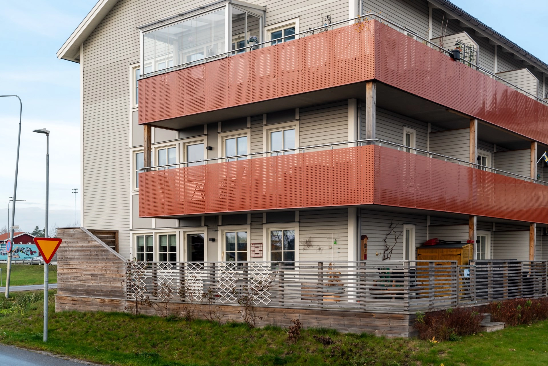 Kvadratsmart tvåa med enorm uteplats och närhet till allt!