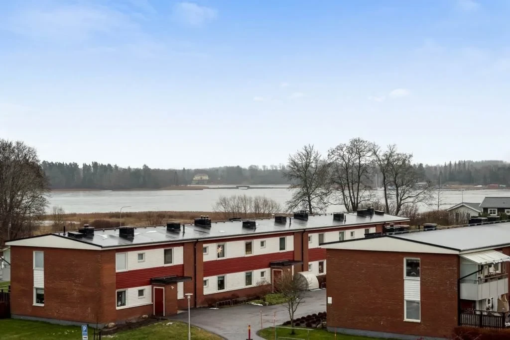 Modern och rymlig tvåa i genomgående gott skick