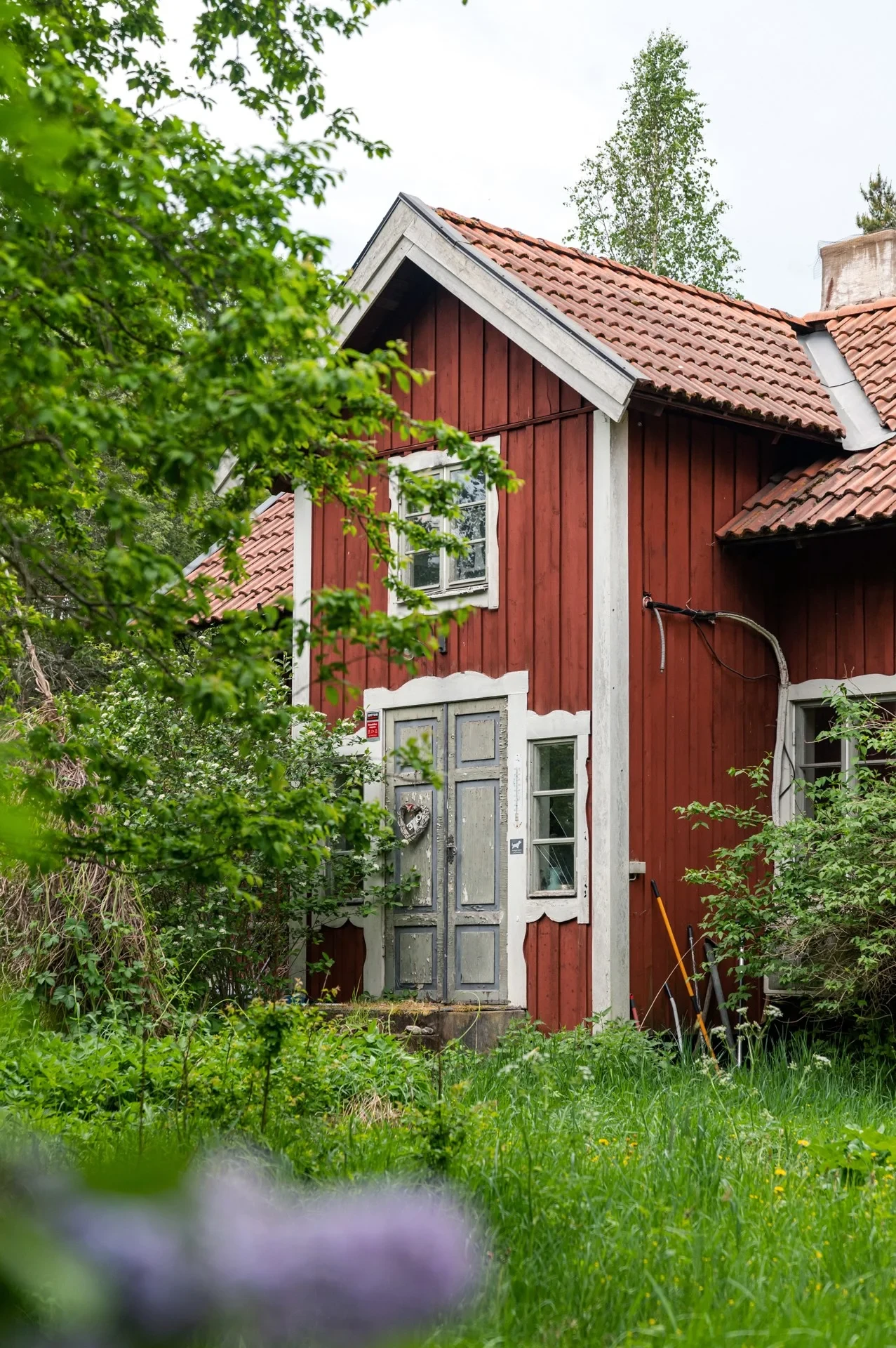 Charmigt sekelskifteshus i Bergshamra med stor potential! Kommunalt V/A betalt!
