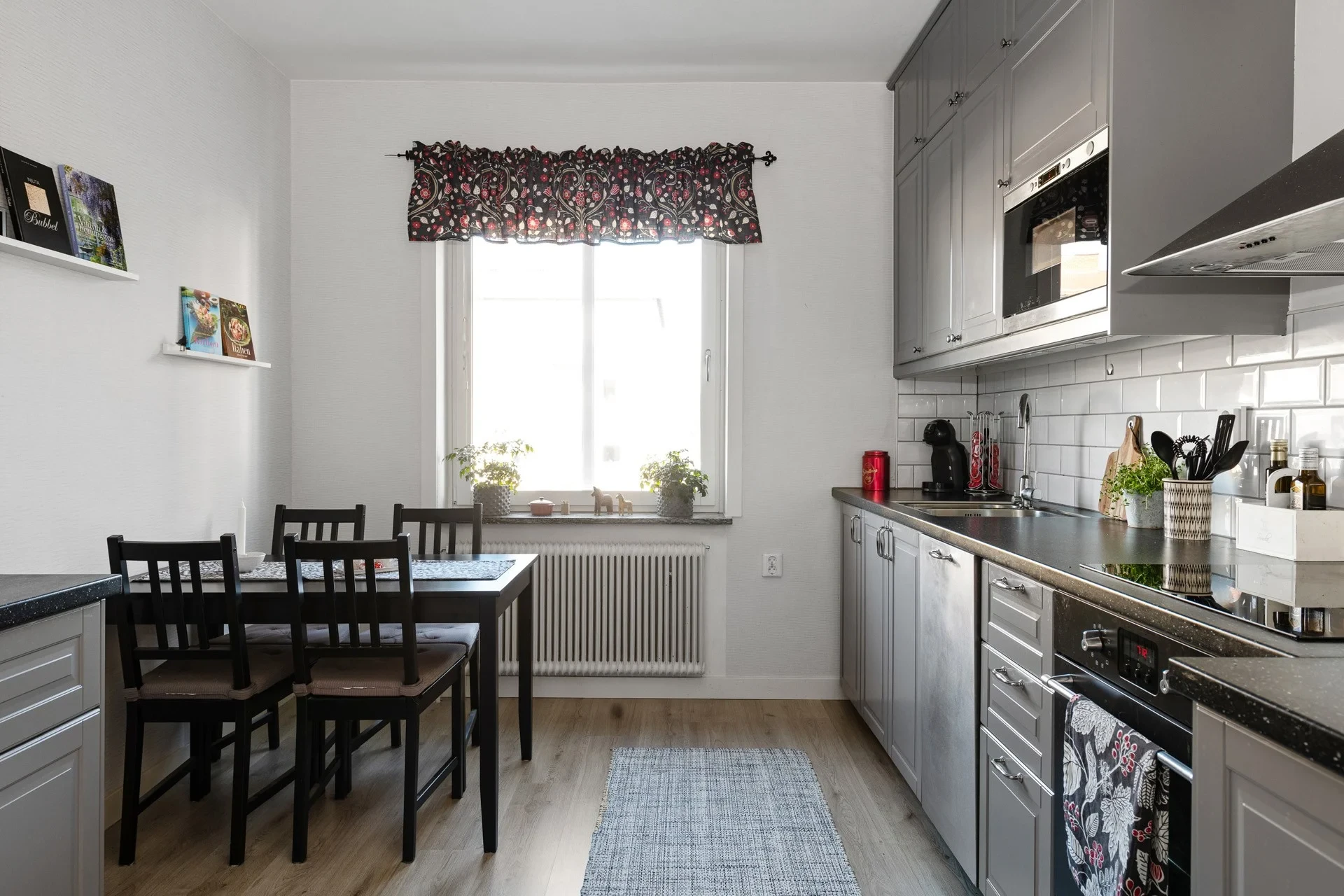 3,5:a med högt i tak, öppen spis och mycket karaktär