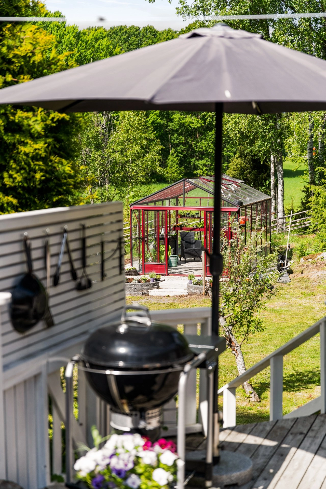 Välskött villa i bra pendlarläge med dubbelgarage, pool och uthyrningslägenhet!