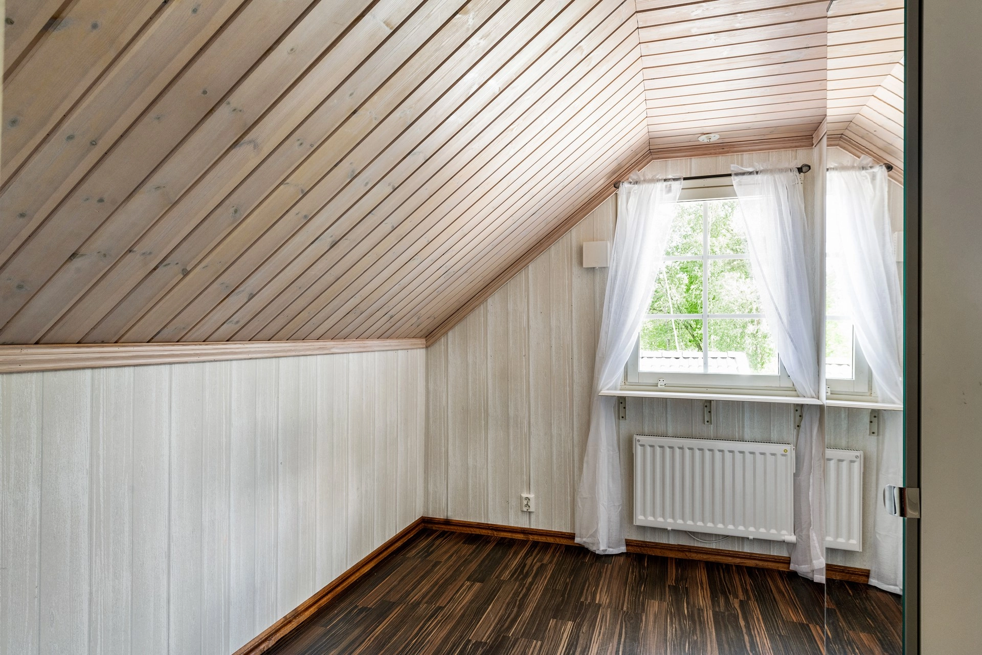 Välskött villa i bra pendlarläge med dubbelgarage, pool och uthyrningslägenhet!