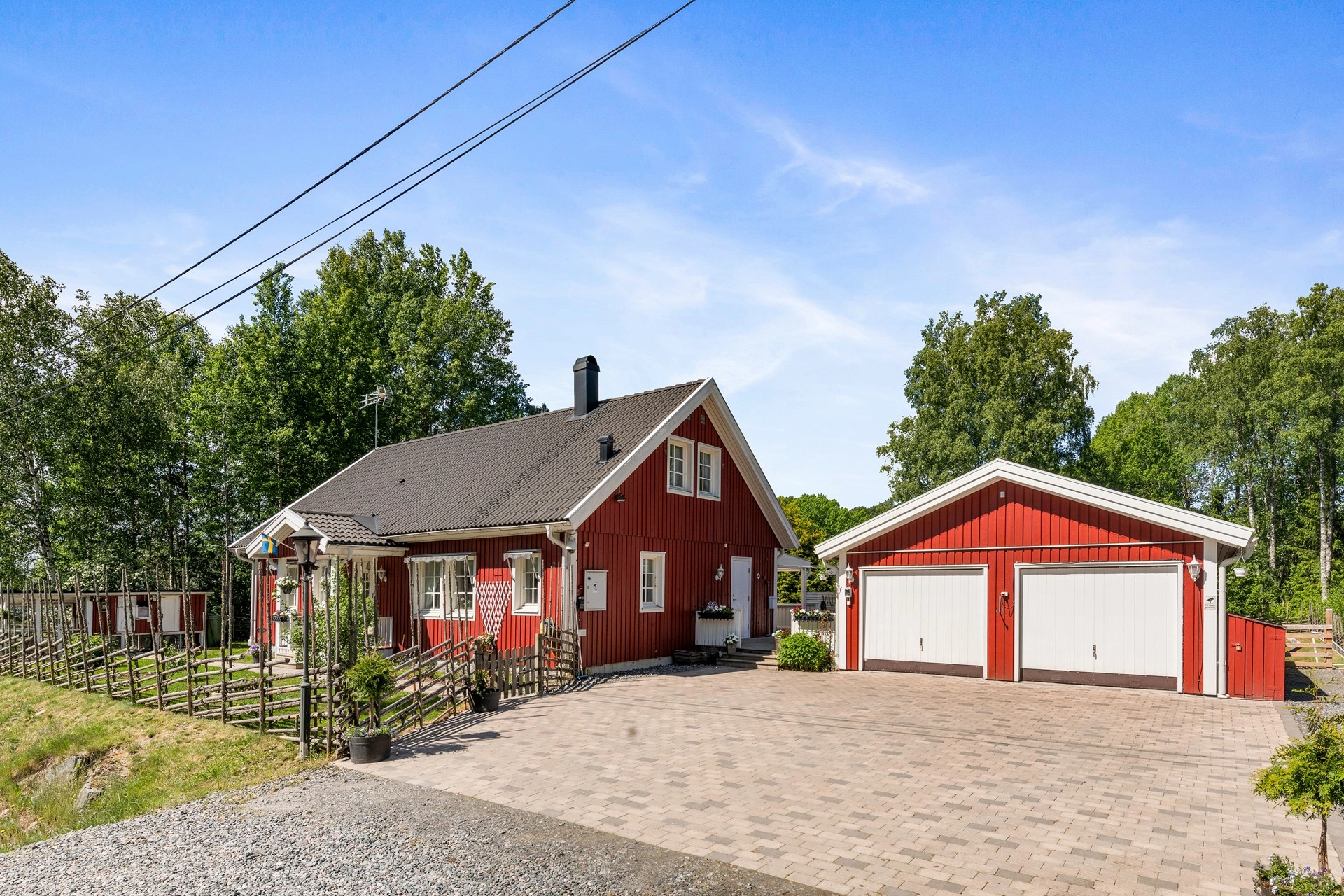 Välskött villa i bra pendlarläge med dubbelgarage, pool och uthyrningslägenhet!