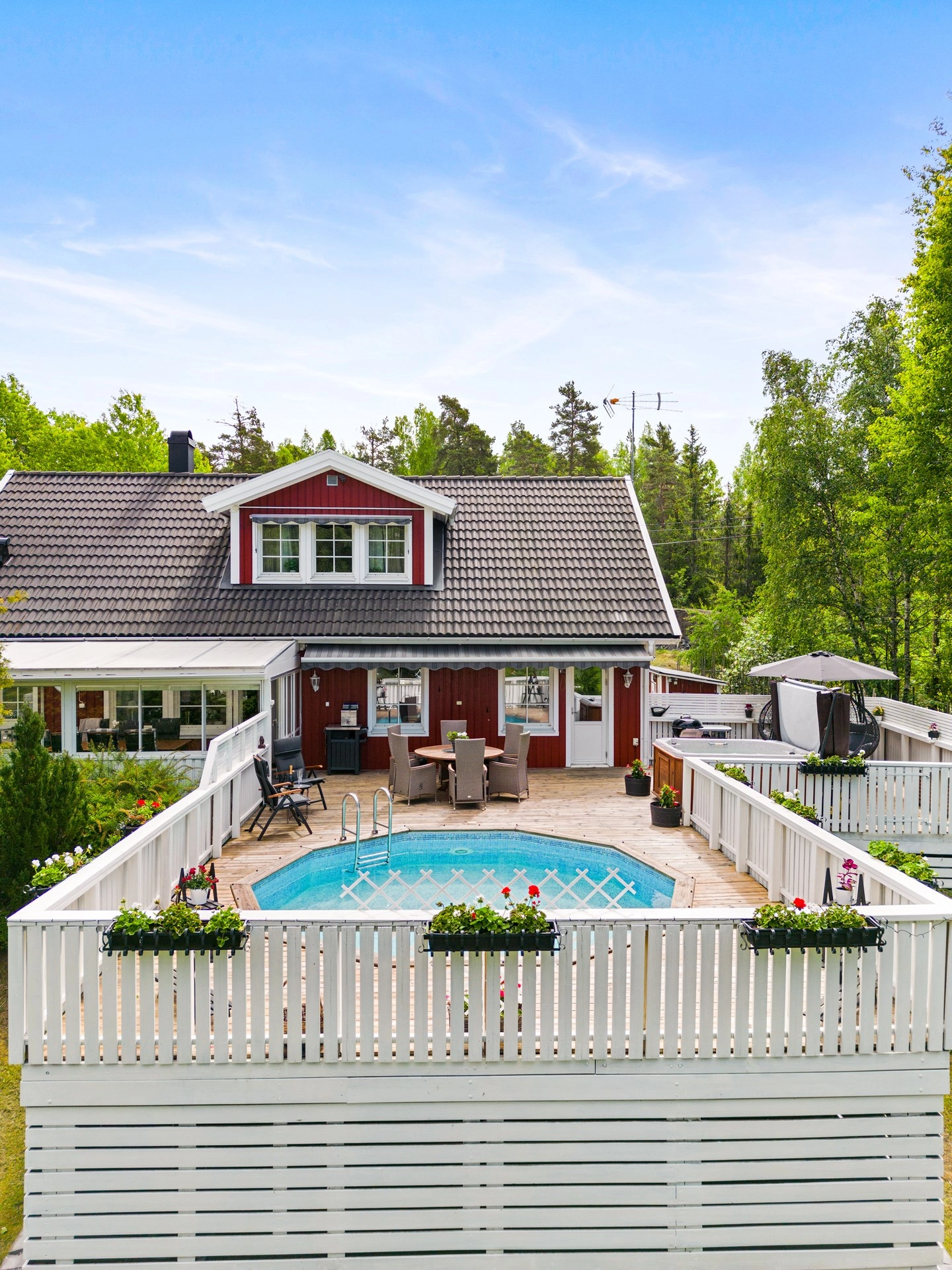 Välskött villa i bra pendlarläge med dubbelgarage, pool och uthyrningslägenhet!