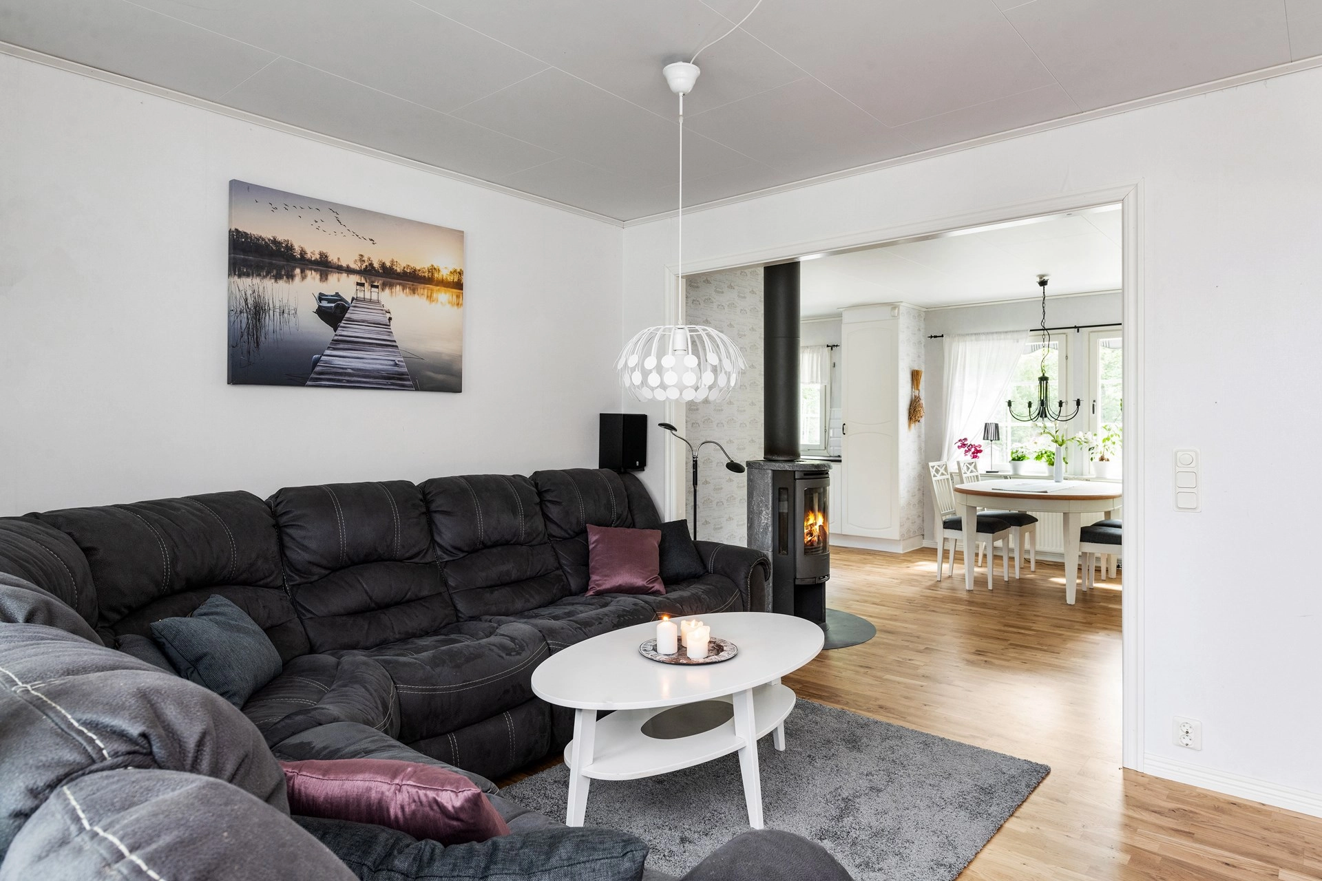 Välskött villa i bra pendlarläge med dubbelgarage, pool och uthyrningslägenhet!