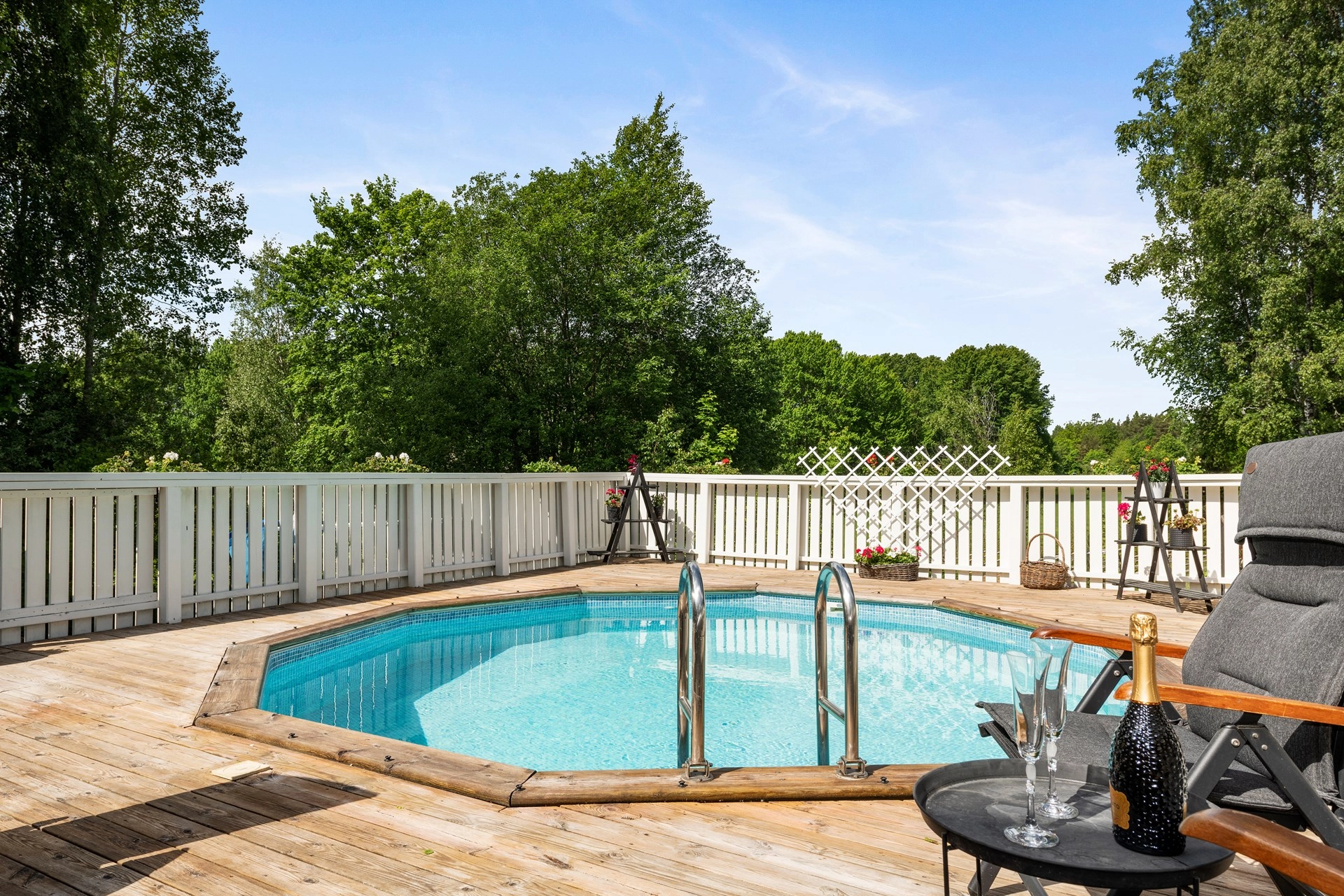 Välskött villa i bra pendlarläge med dubbelgarage, pool och uthyrningslägenhet!