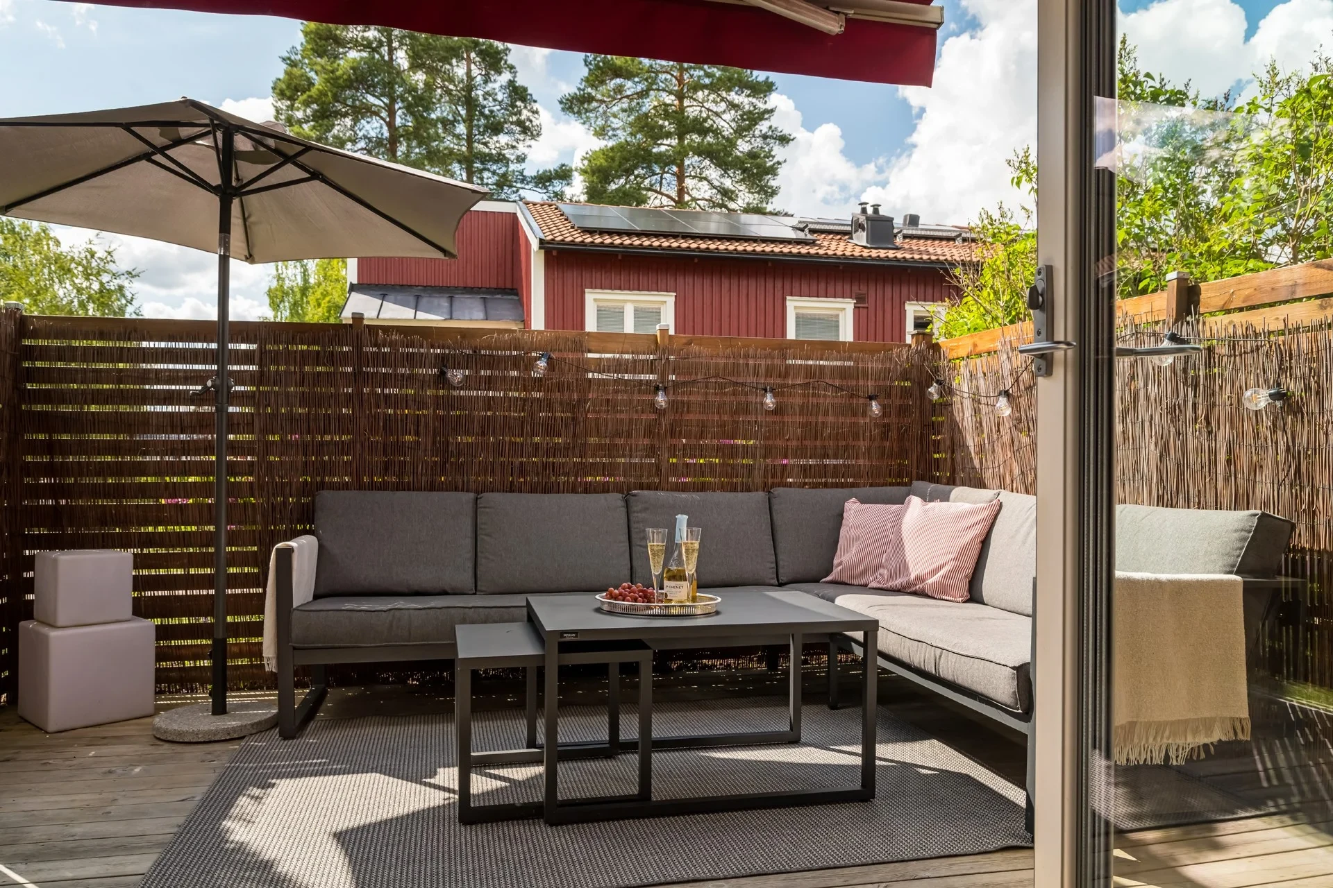 Fräsch och rymlig 2:a i markplan med uteplats i Solbacka!