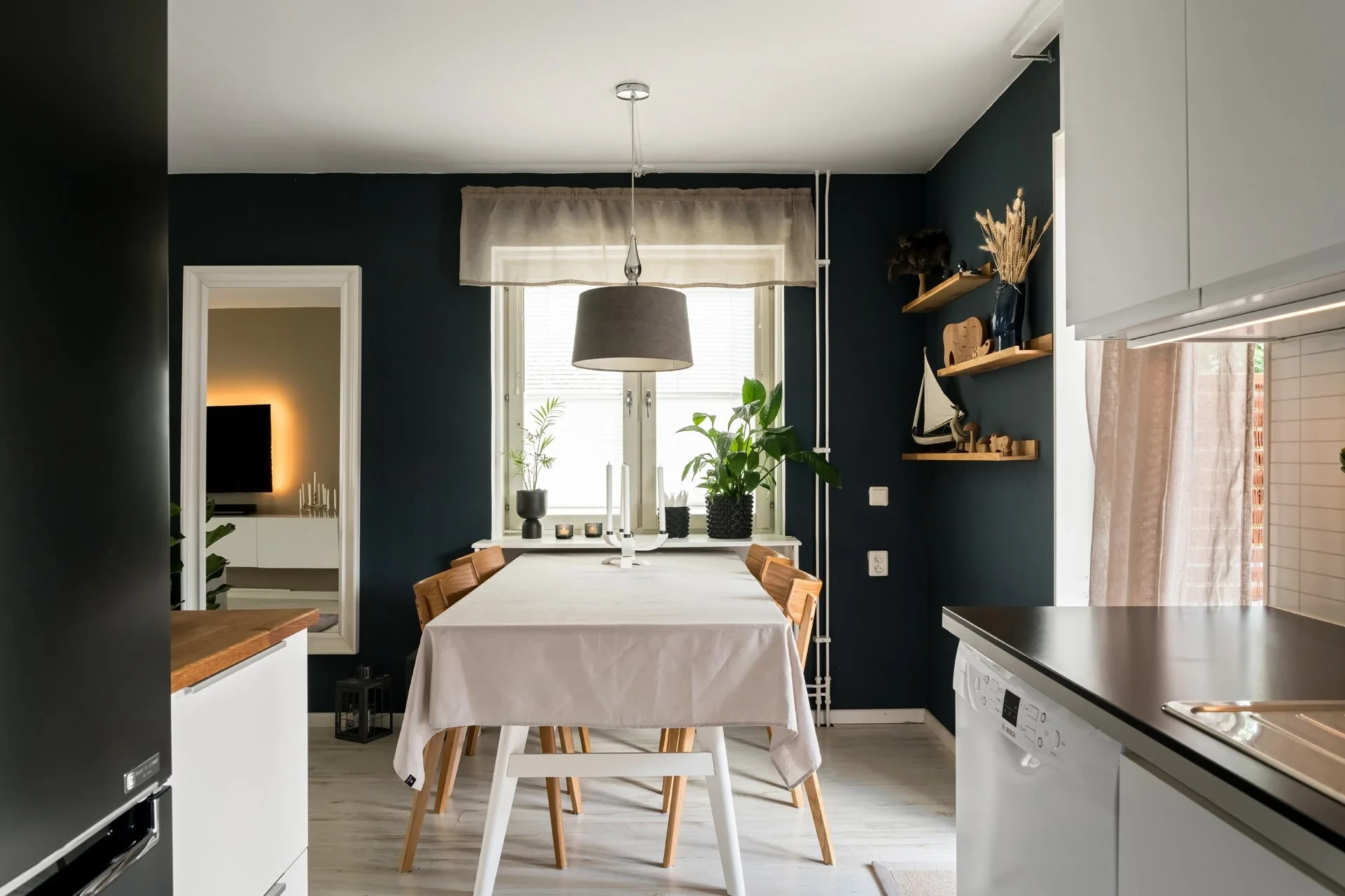 Fräsch och rymlig 2:a i markplan med uteplats i Solbacka!