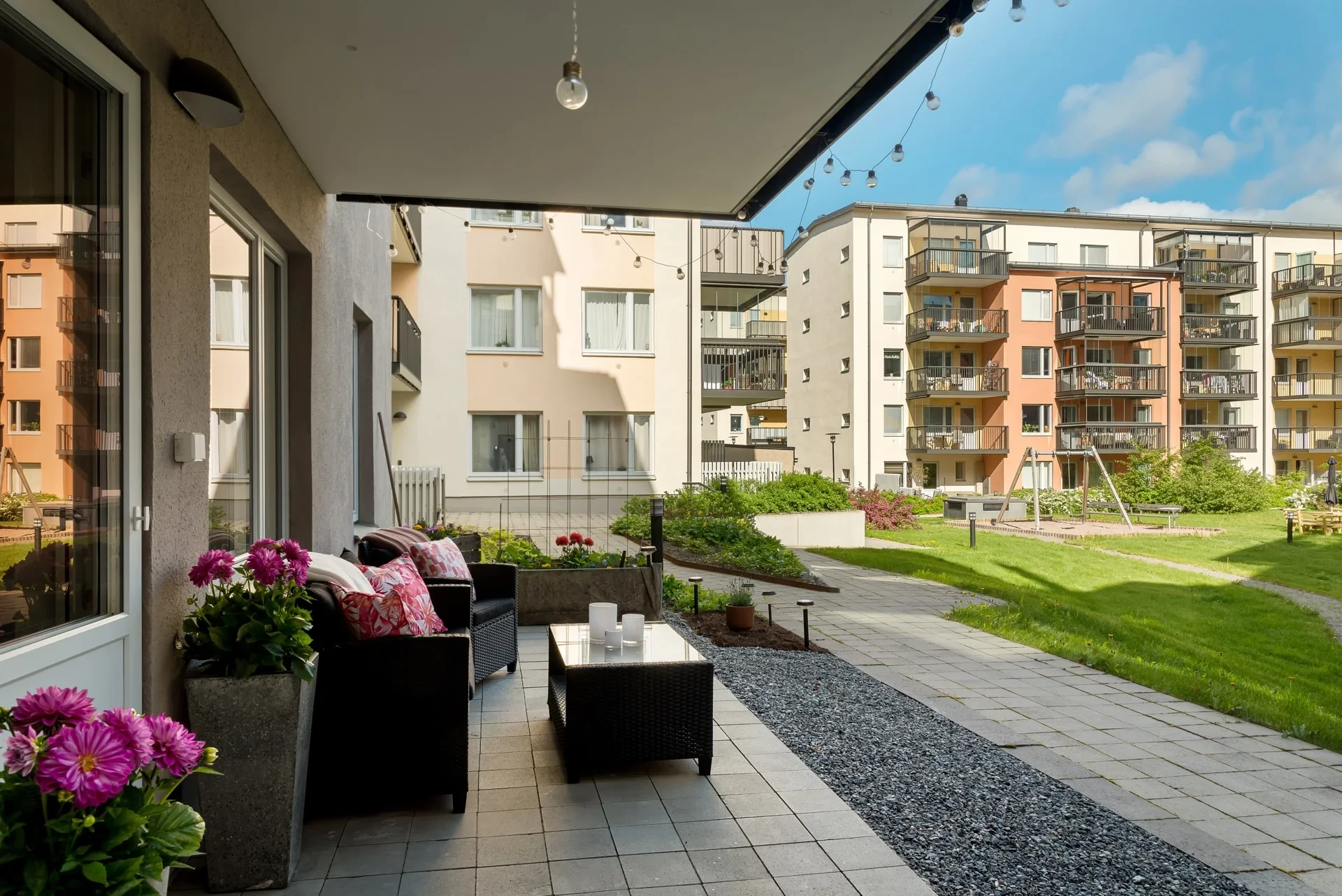 Ytterst välplanerad tvåa med öppen planlösning och stor uteplats