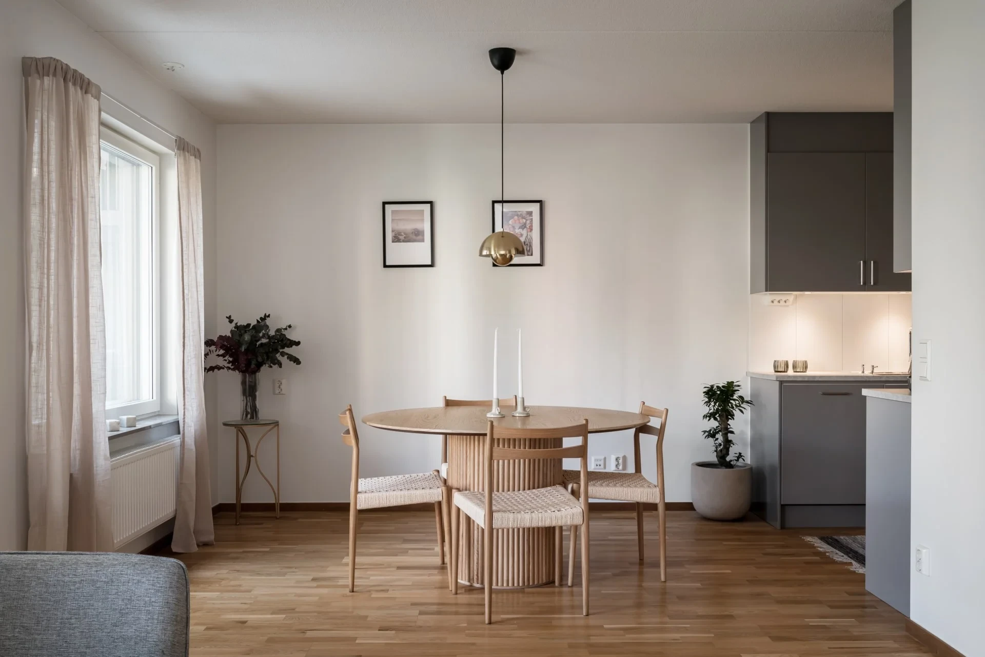 Ytterst välplanerad tvåa med öppen planlösning och stor uteplats