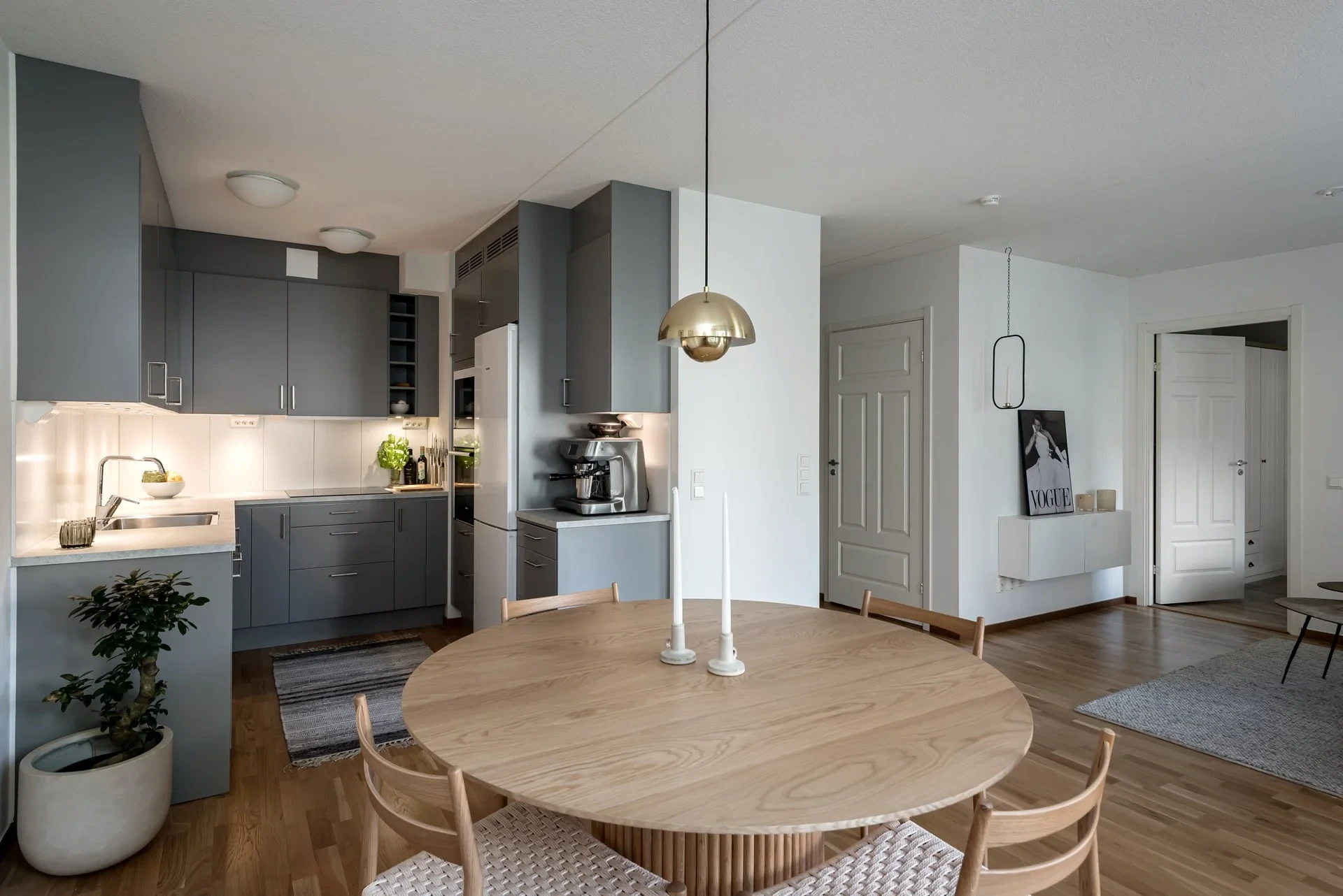 Ytterst välplanerad tvåa med öppen planlösning och stor uteplats