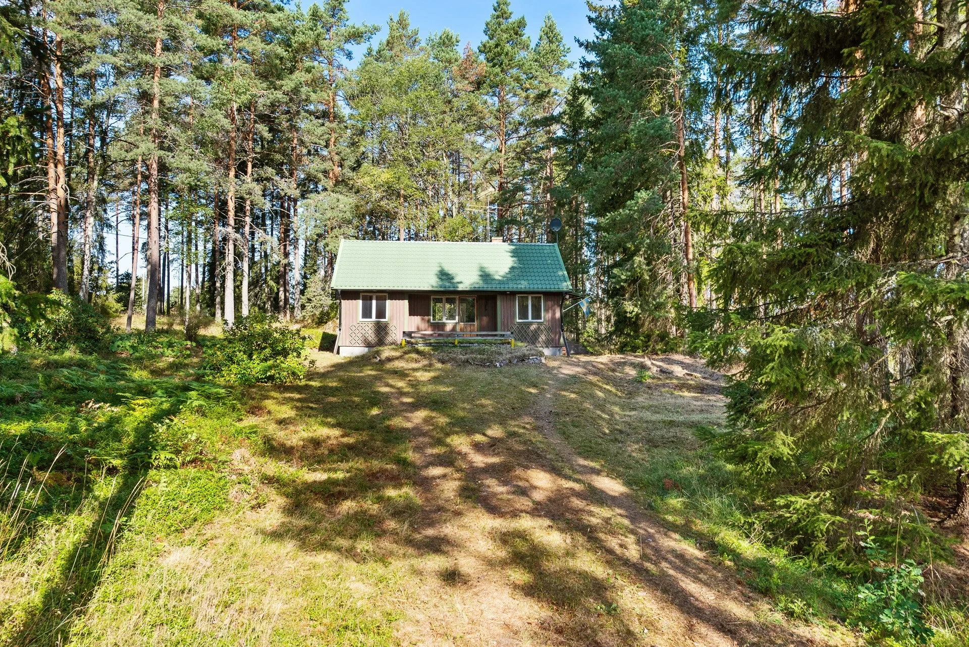 Stor tomt med kommunalt V/A samt båtplats i Håtö!