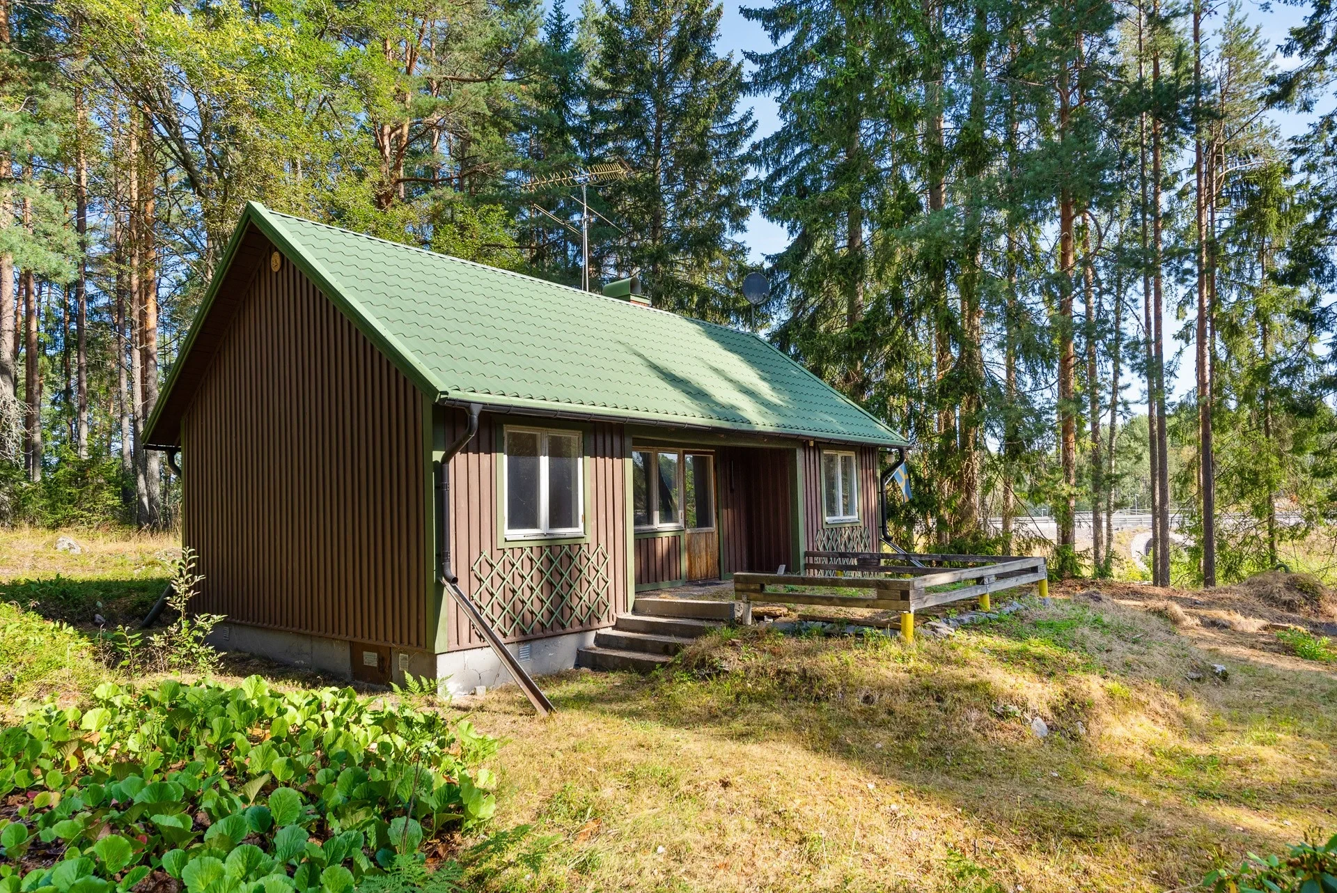 Stor tomt med kommunalt V/A samt båtplats i Håtö!