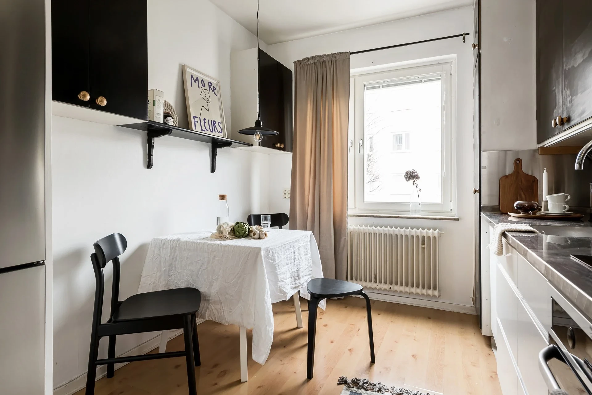 Gaveltrea med mycket charm, öppen spis och en halvtrappa upp