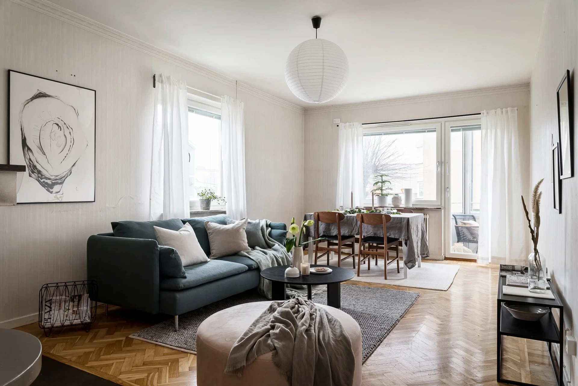 Gaveltrea med mycket charm, öppen spis och en halvtrappa upp