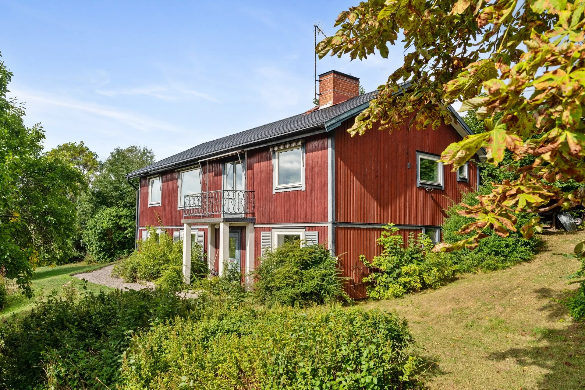 Stor villa längst in på liten återvändsgränd med sjöutsikt i Kvisthamra!