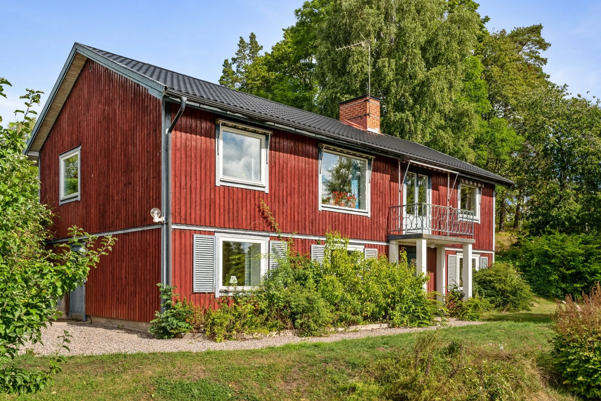 Stor villa längst in på liten återvändsgränd med sjöutsikt i Kvisthamra!