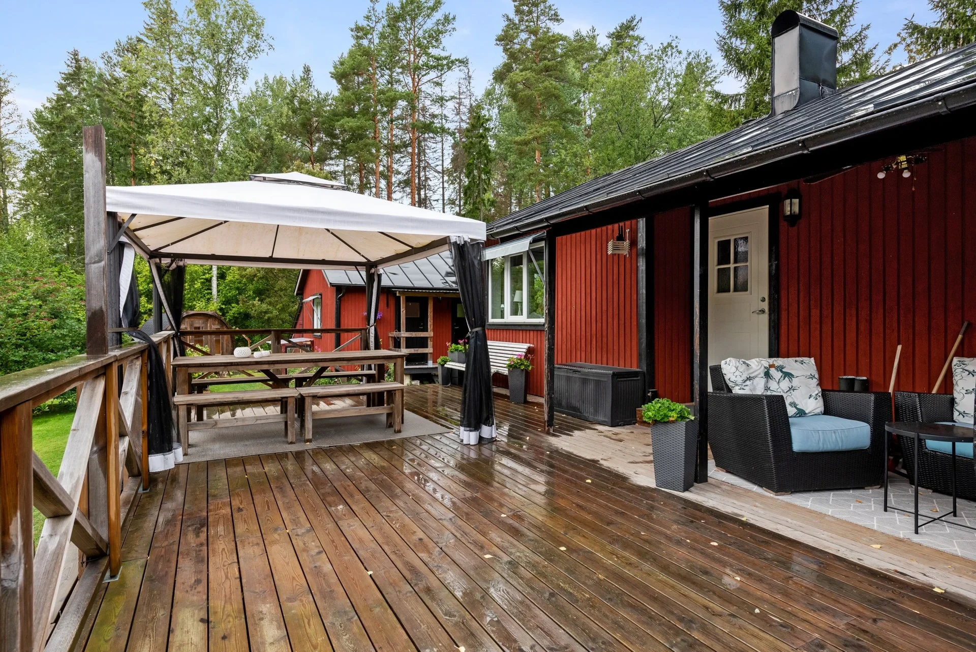 Renoverat fritidshus i populärt område med stor gäststuga nära bad och nytt avlopp!