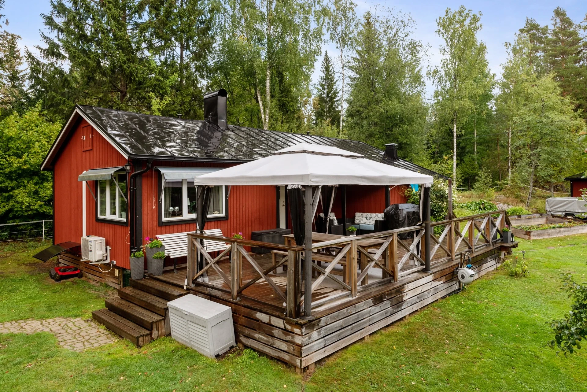 Renoverat fritidshus i populärt område med stor gäststuga nära bad och nytt avlopp!