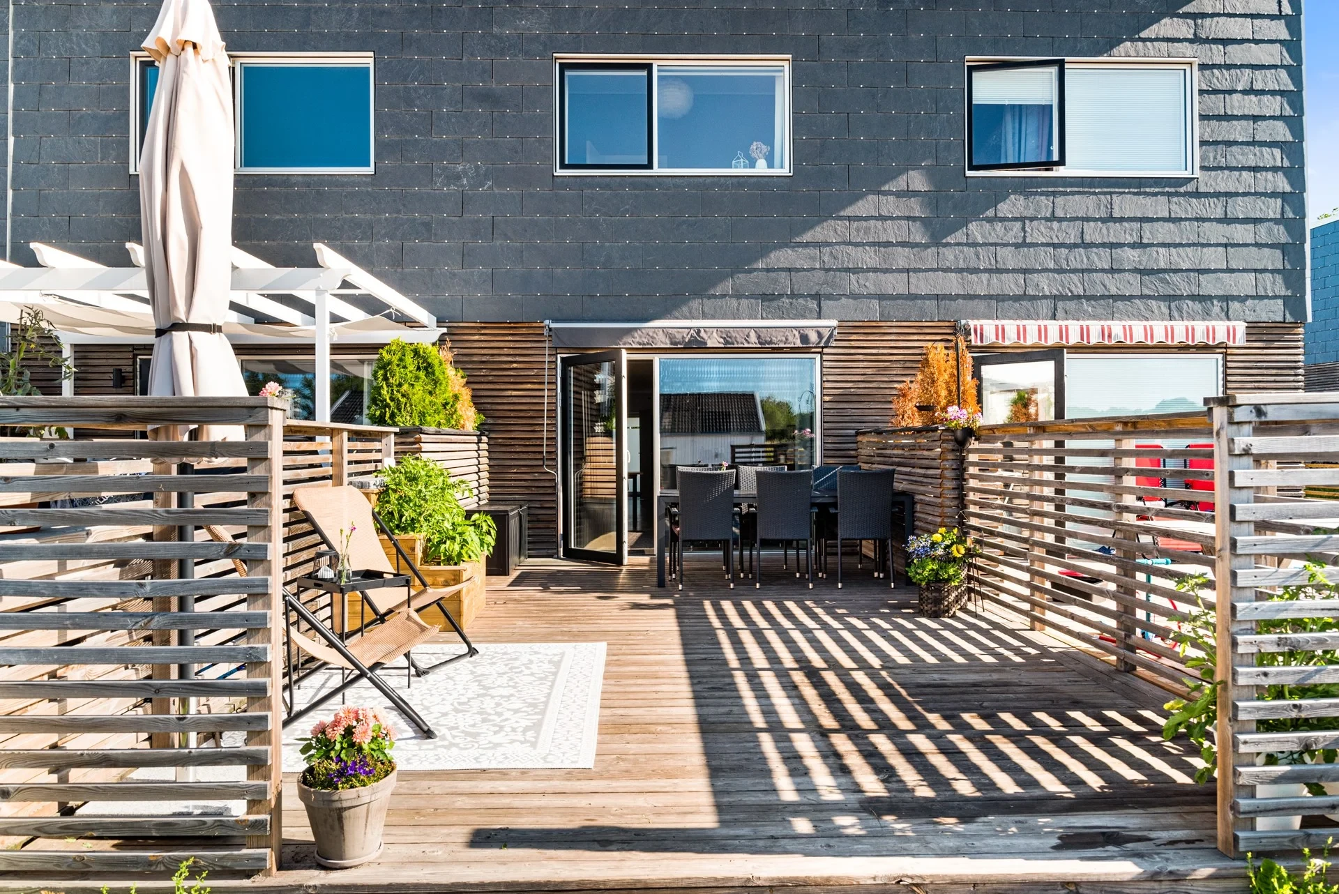 Modernt bostadsrättsradhus med skandinavisk design