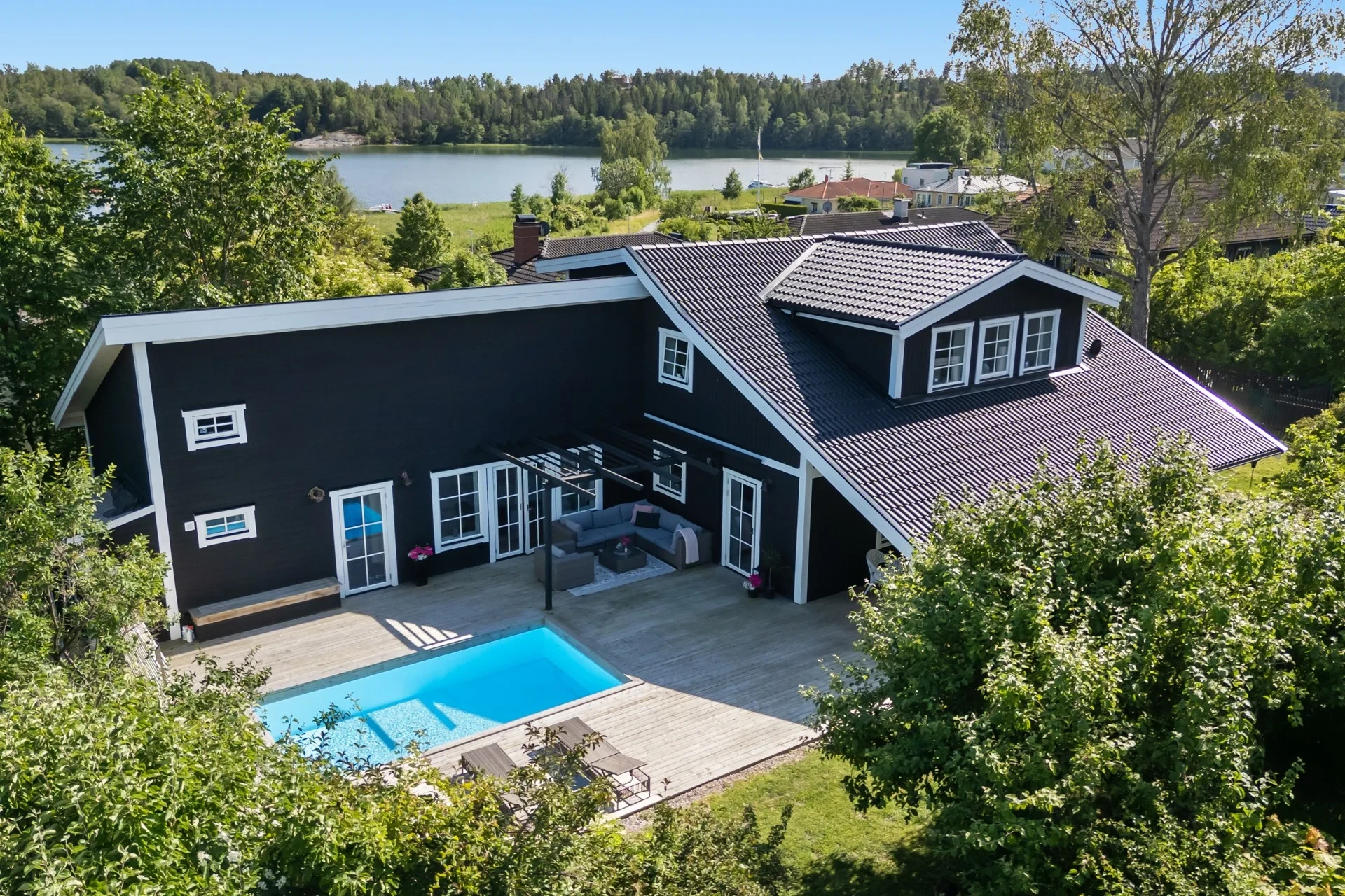 Modernt och gediget hus från 2020 med underbart poolområde
