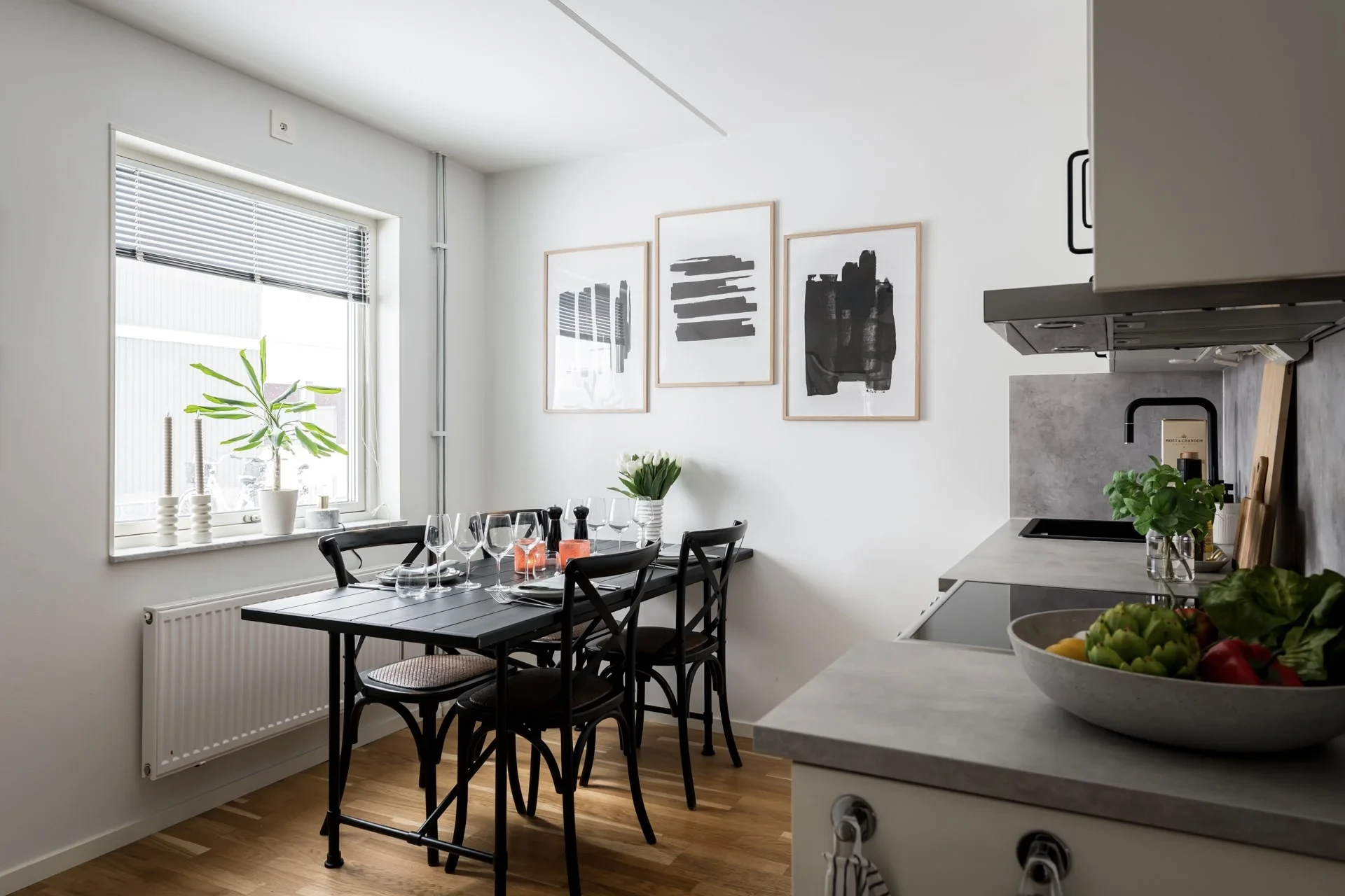 Modern och väldisponerad etta i markplan med fint läge i natursköna Färsna