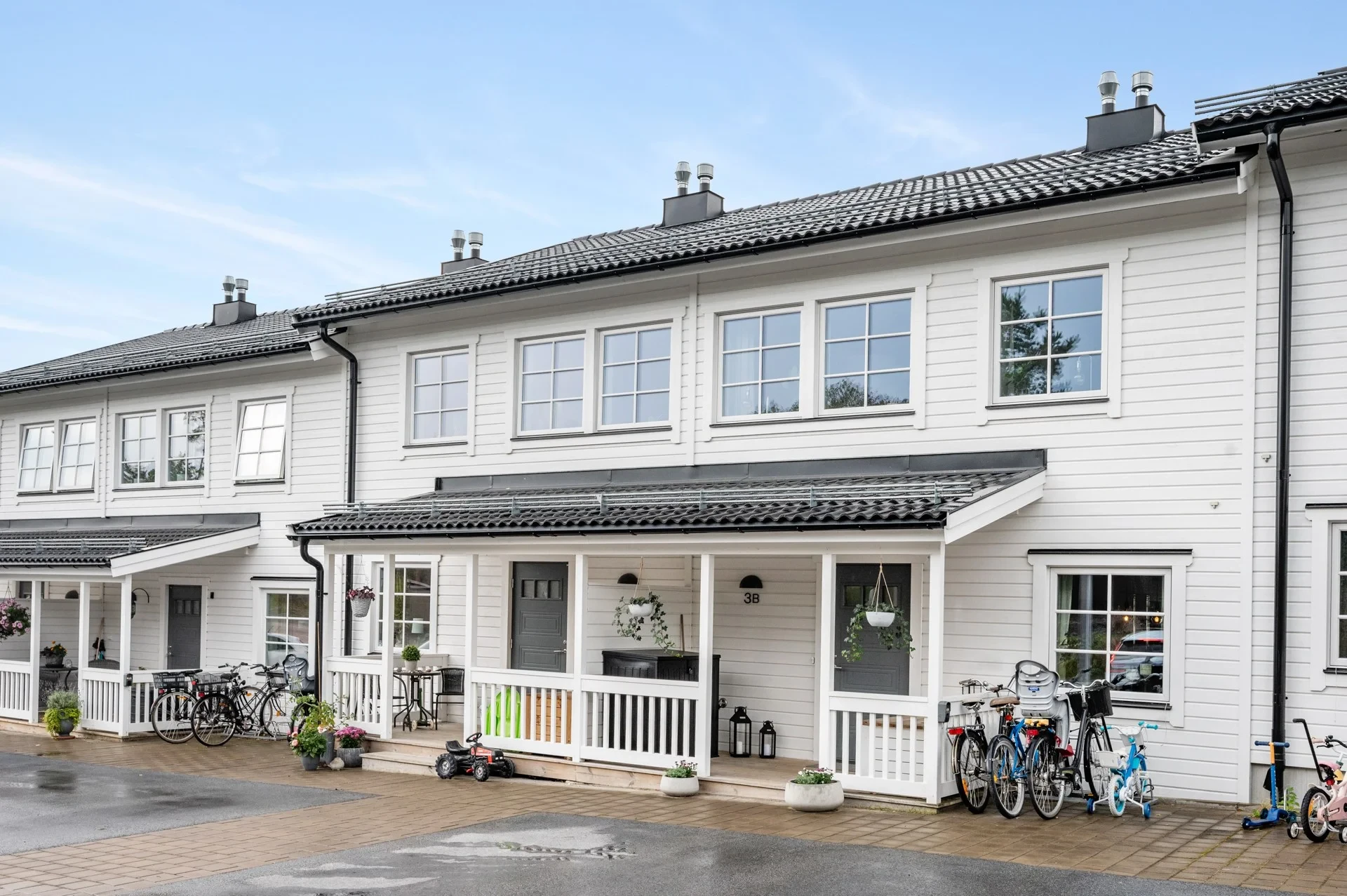 BR-radhus i New Englandstil med härlig baksida