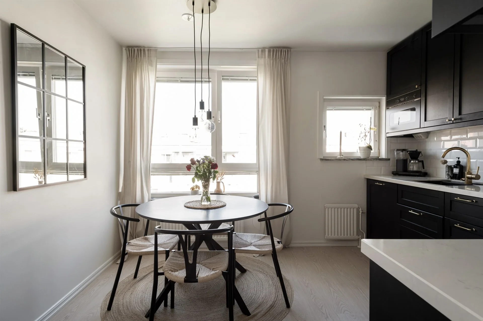 Modern och elegant trea i mycket välskött förening med låg belåning/m²