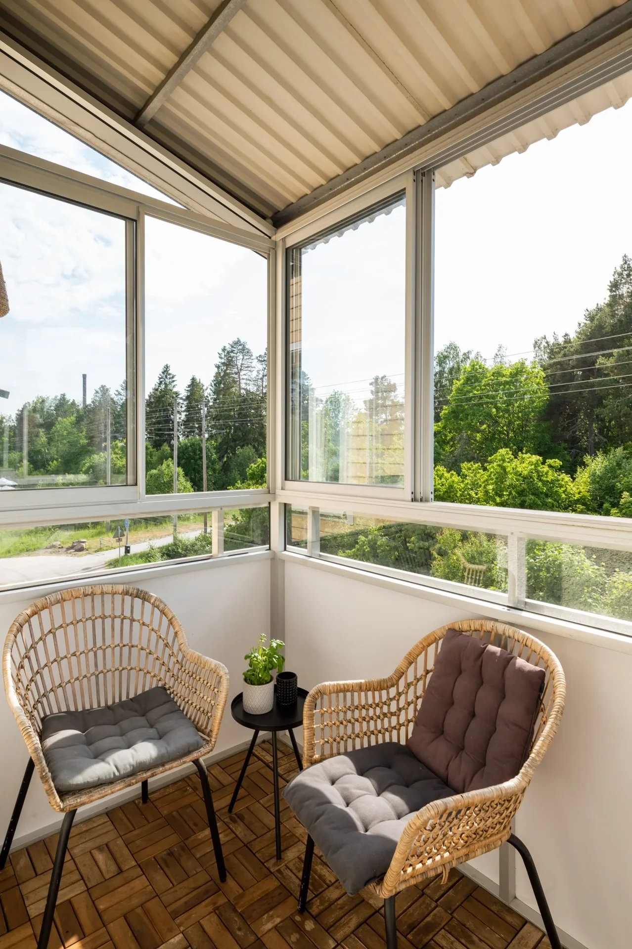 Modern och elegant trea i mycket välskött förening med låg belåning/m²
