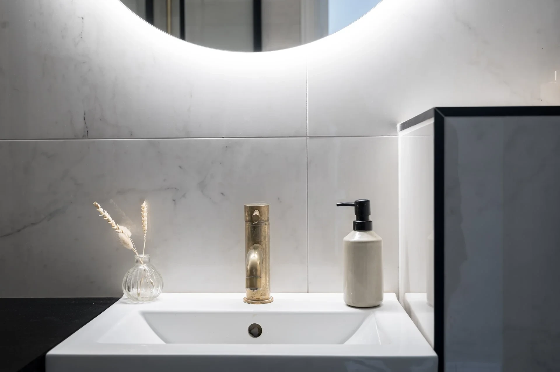 Modern och elegant trea i mycket välskött förening med låg belåning/m²