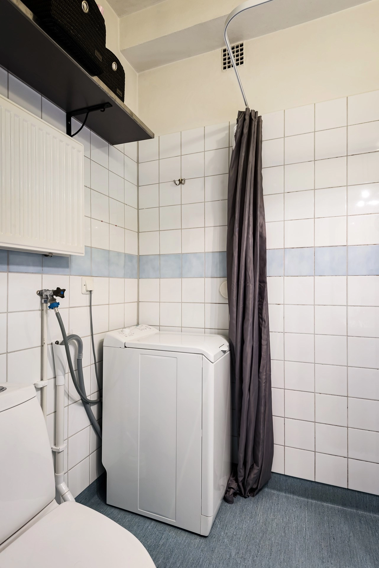 Modern 3,5:a med öppen planlösning, högt i tak, öppen spis och mycket karaktär