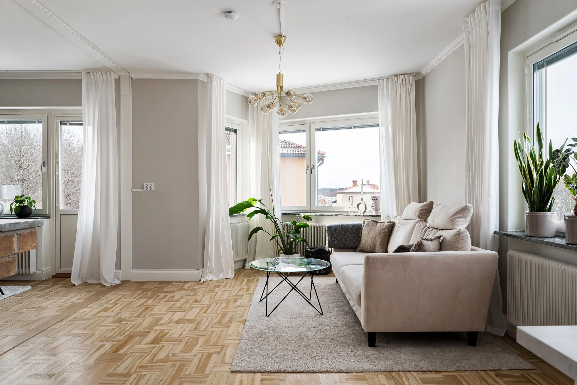 Modern 3,5:a med öppen planlösning, högt i tak, öppen spis och mycket karaktär